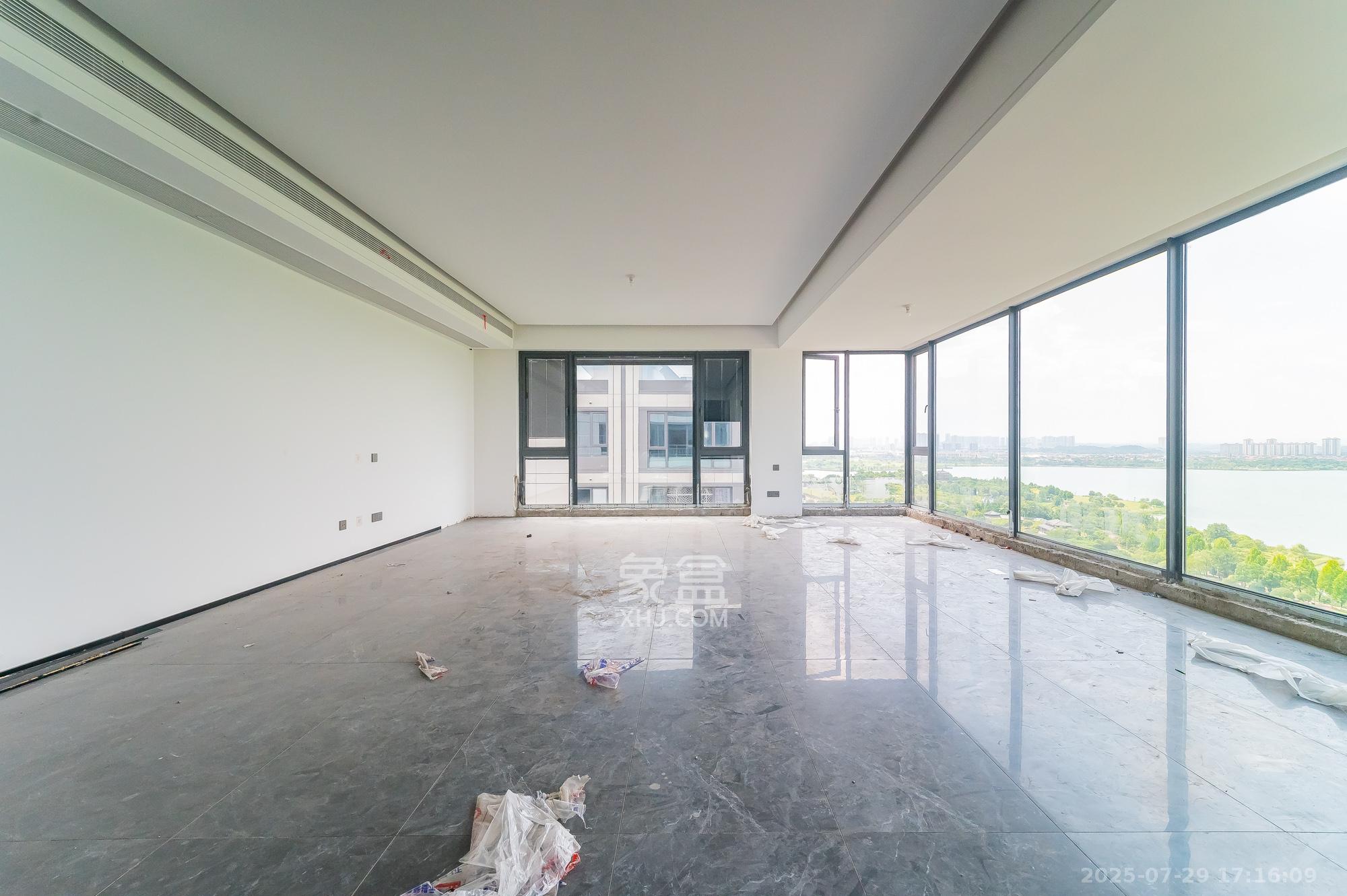 万科松湖天地  4室2厅3卫    395.0万 万科松湖天地  4室2厅3卫    395.0万客厅