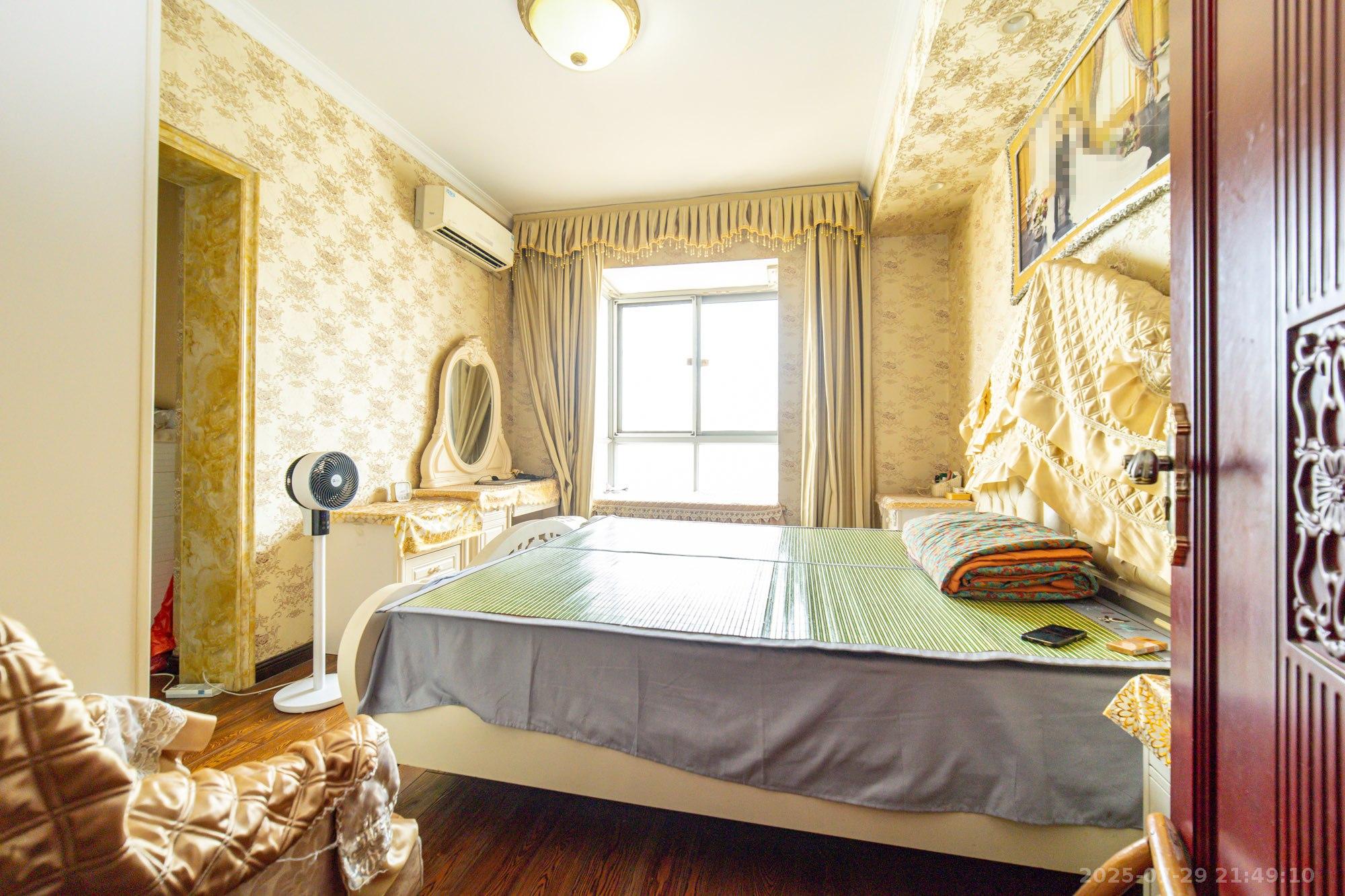 星邮公寓  4室2厅3卫    170.0万卧室