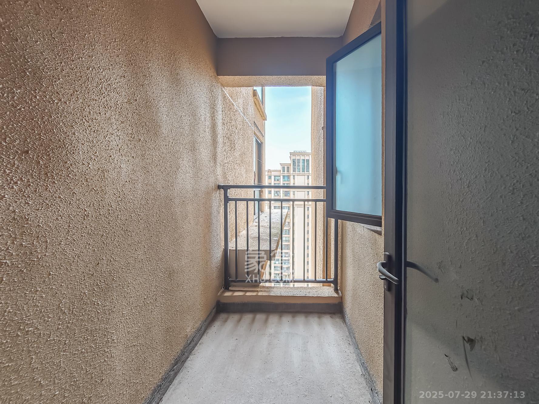 长沙雅居乐花园 3室2厅2卫 90.0万 长沙雅居乐花园 3室2厅2卫 90.0万阳台