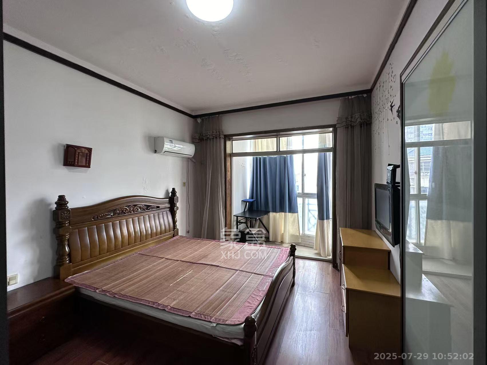 金侨世纪苑  4室2厅2卫    39.8万客厅