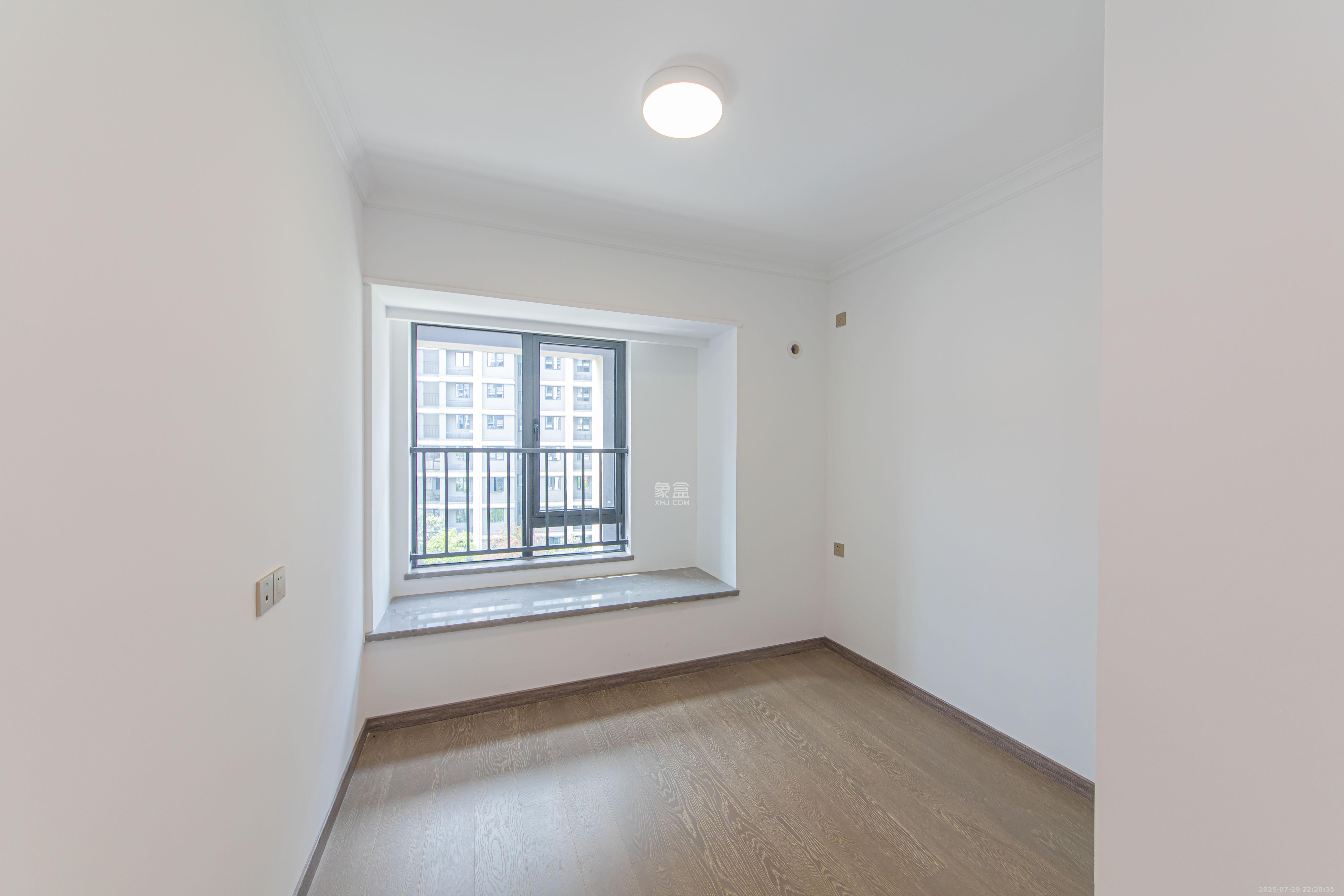 江悦和鸣  4室2厅2卫    220.0万卧室