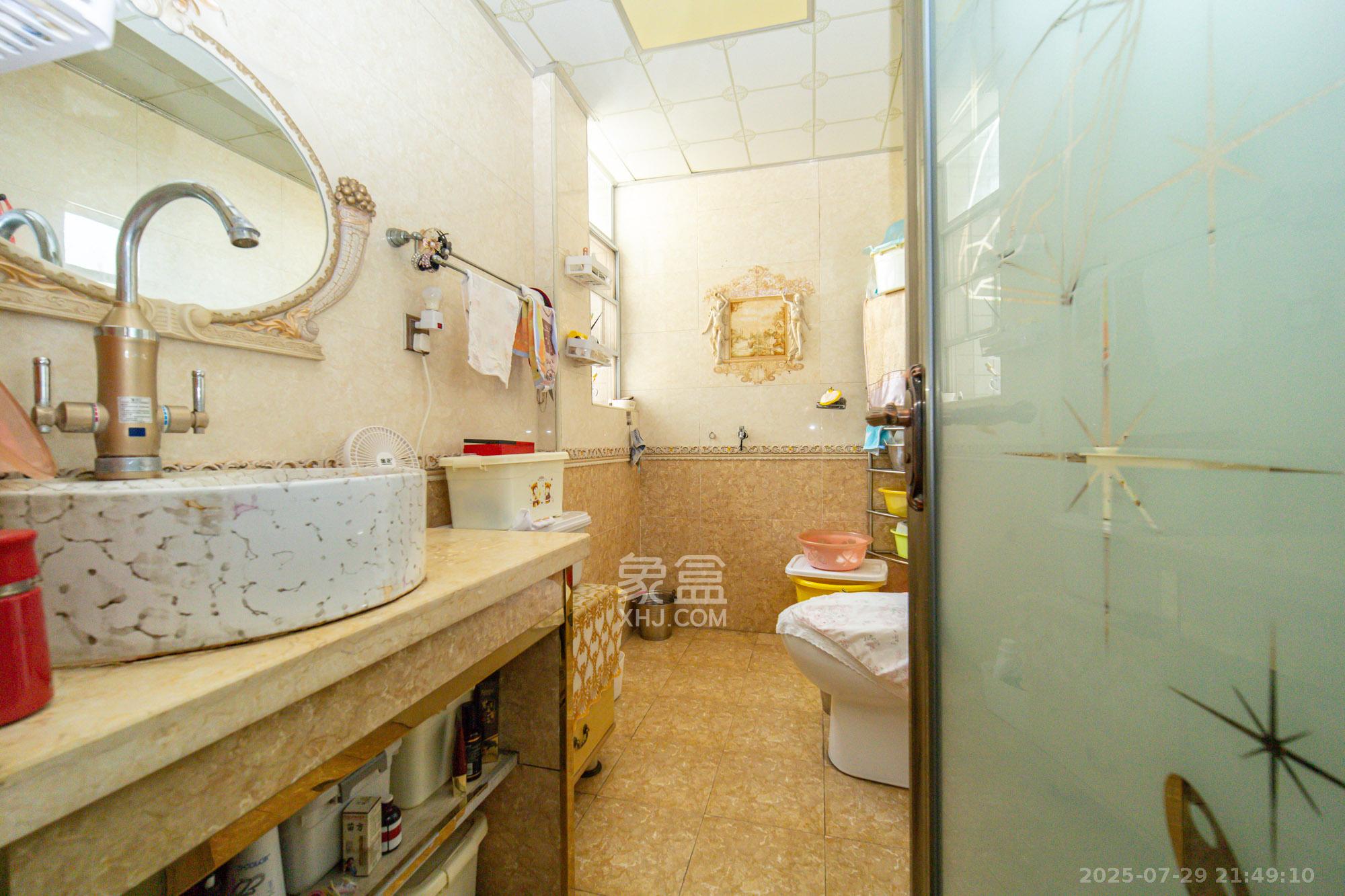 星邮公寓  4室2厅3卫    170.0万卫生间