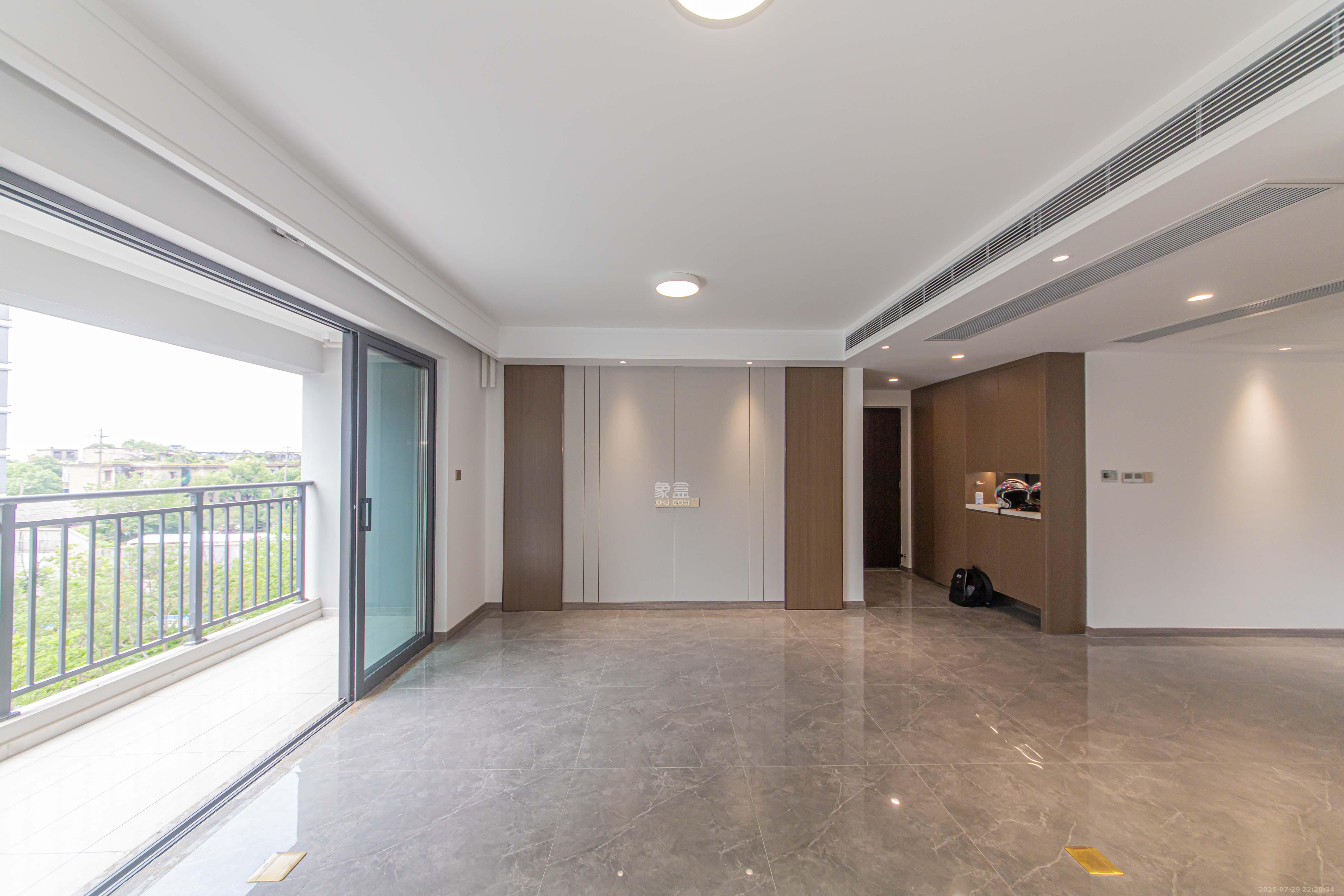 江悦和鸣  4室2厅2卫    220.0万客厅