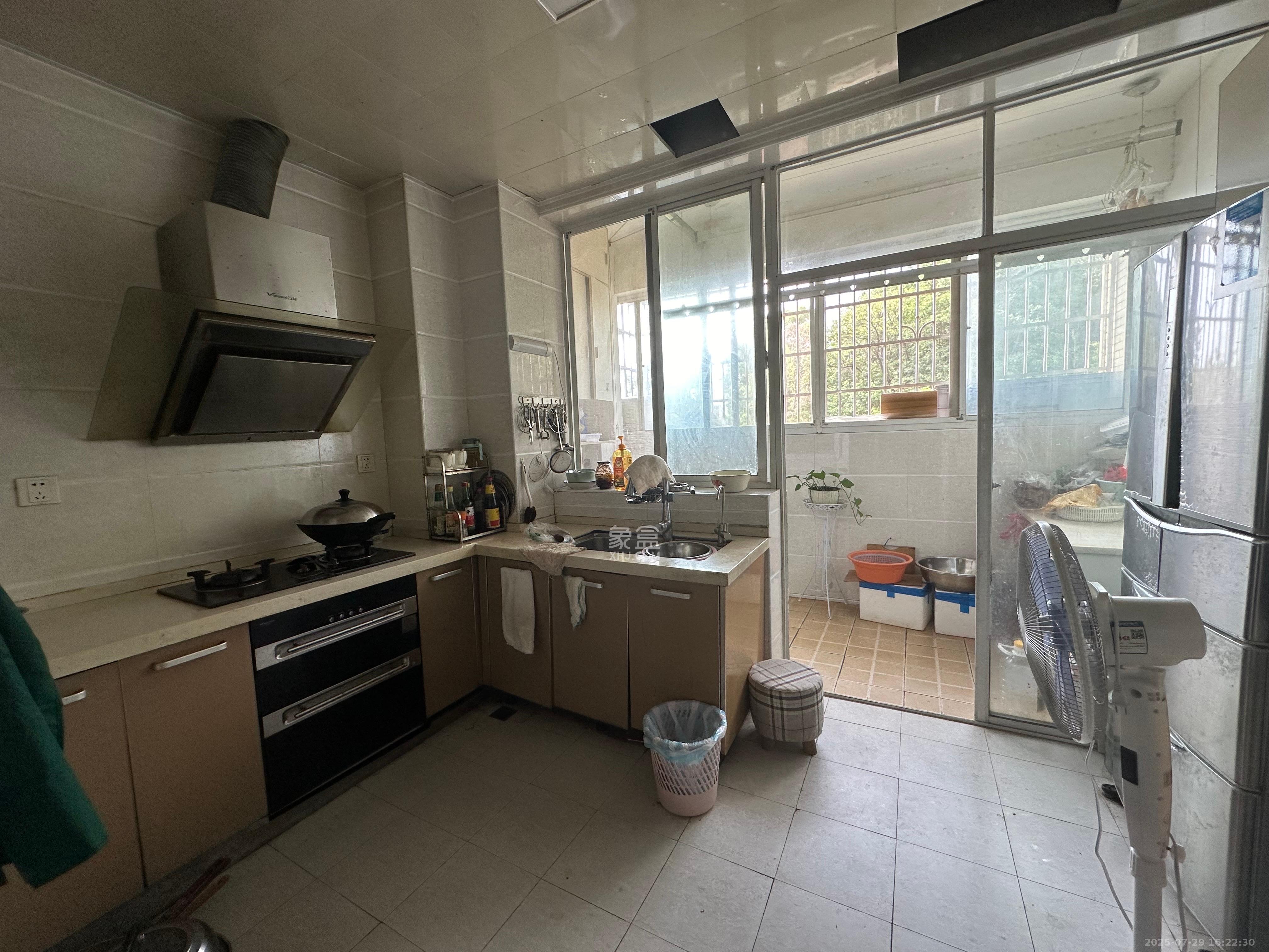 鄱阳小区  3室2厅2卫    2000.0元/月室内图