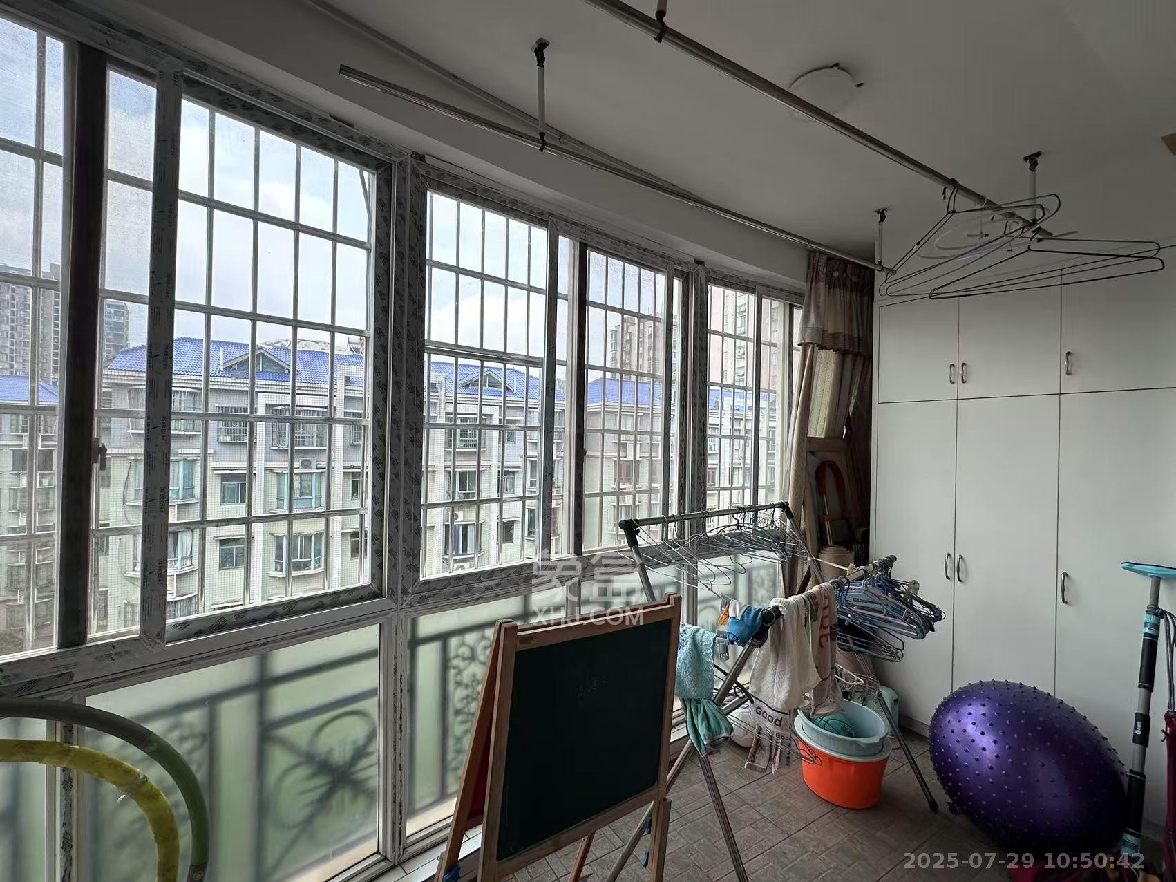 金侨世纪苑  4室2厅2卫    39.8万客厅