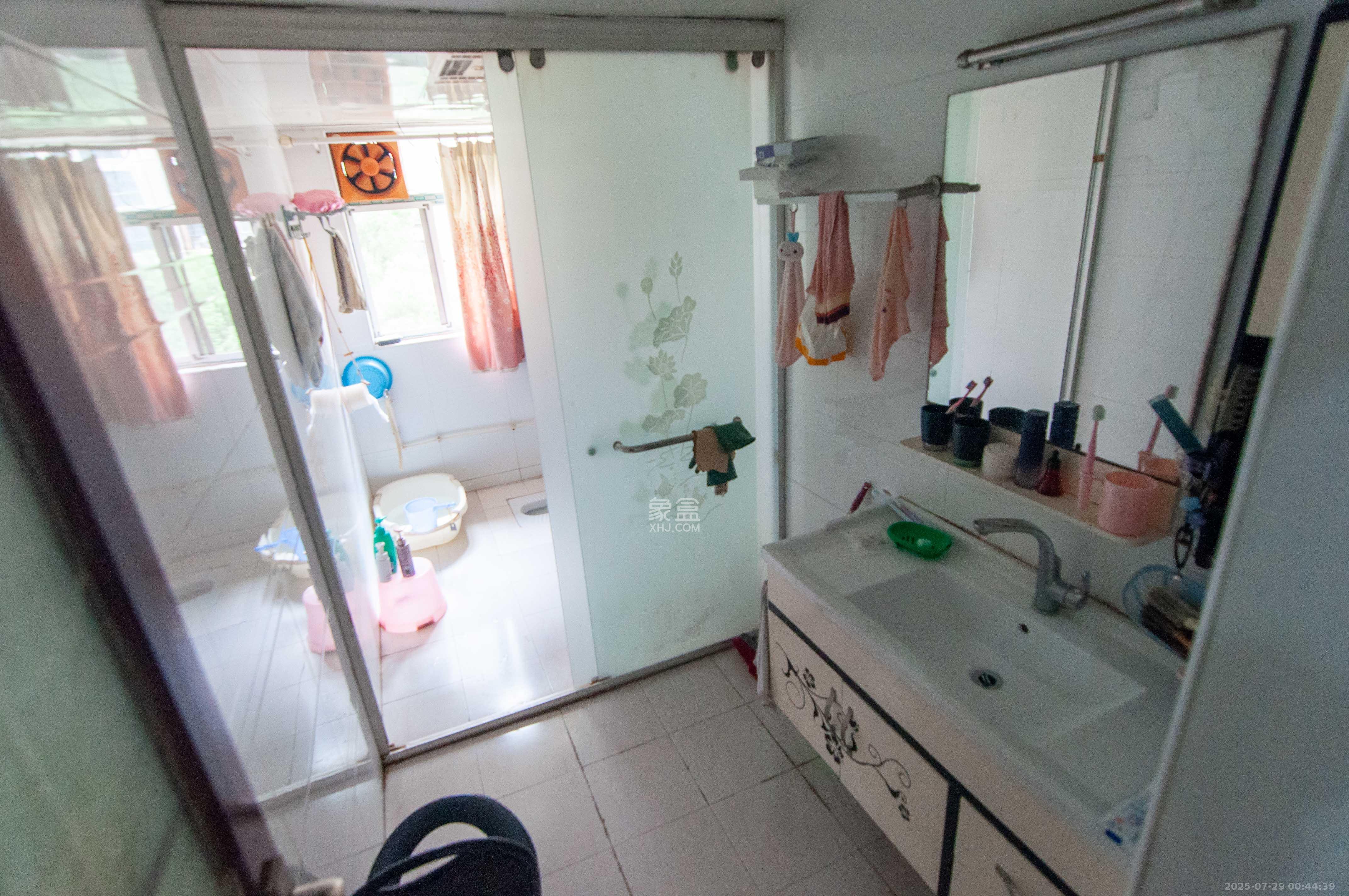 西点公园里 3室2厅2卫 140.0万 西点公园里 3室2厅2卫 140.0万卫生间