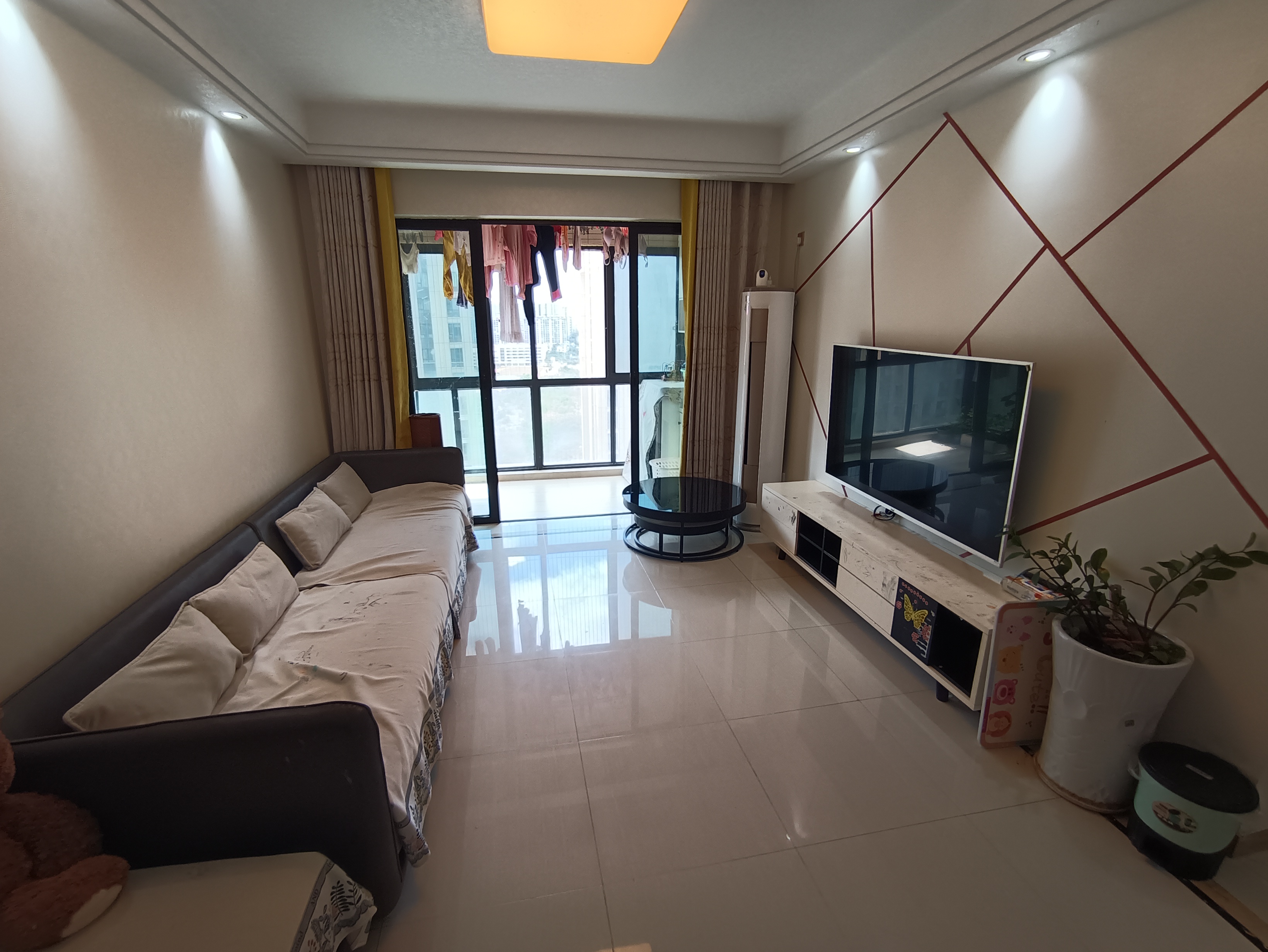 中海锦城 3室2厅2卫 165.0万 中海锦城 3室2厅2卫 165.0万客厅