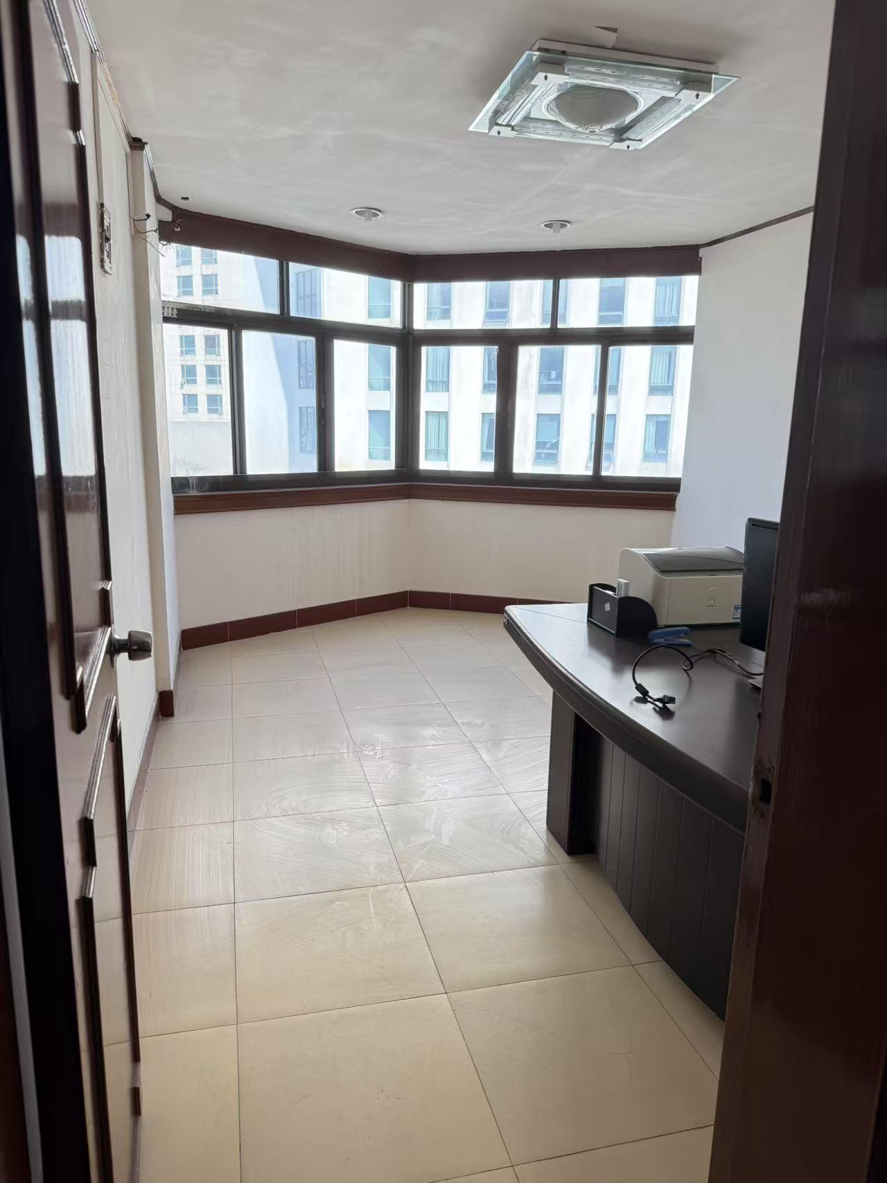 花园大厦 3室2厅1卫 2000.0元/月 花园大厦 3室2厅1卫 2000.0元/月室内图