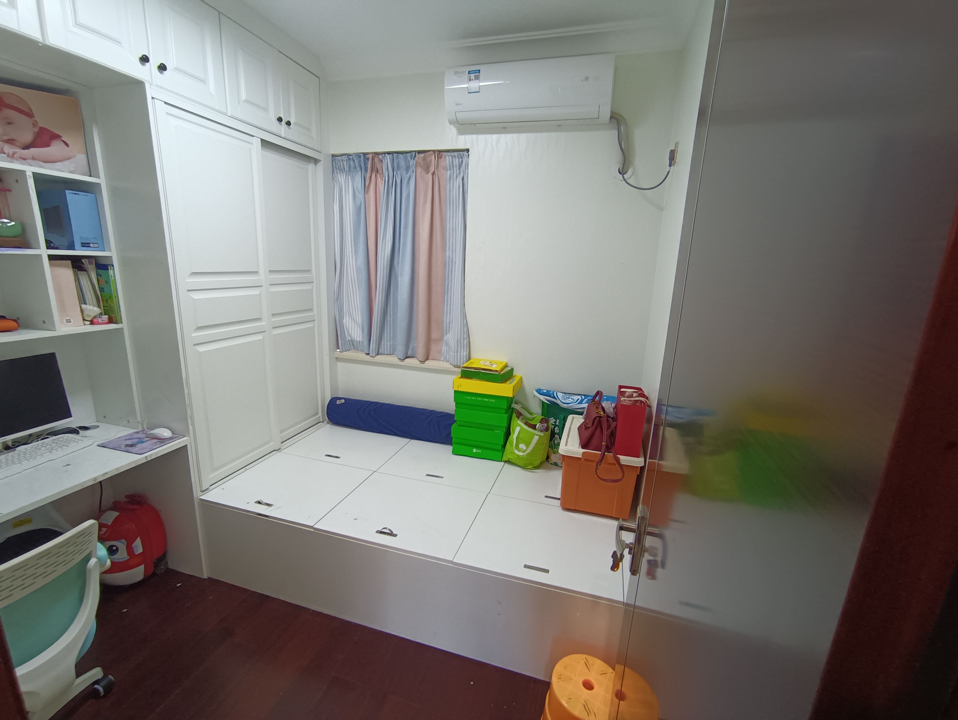 中海锦城 3室2厅2卫 165.0万 中海锦城 3室2厅2卫 165.0万客厅