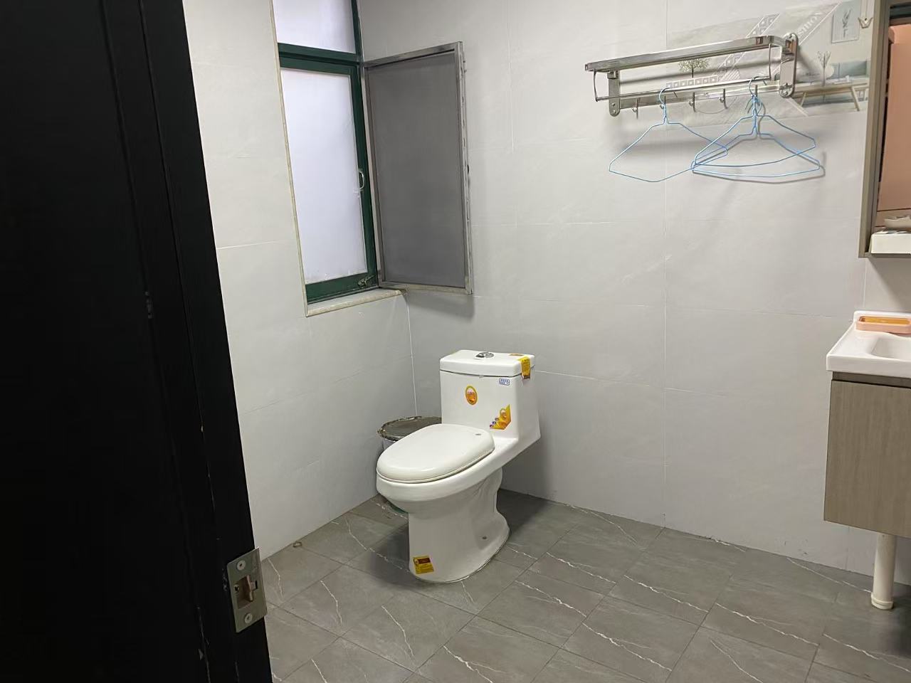 亚华名都  3室2厅1卫   1500.00元/月室内图