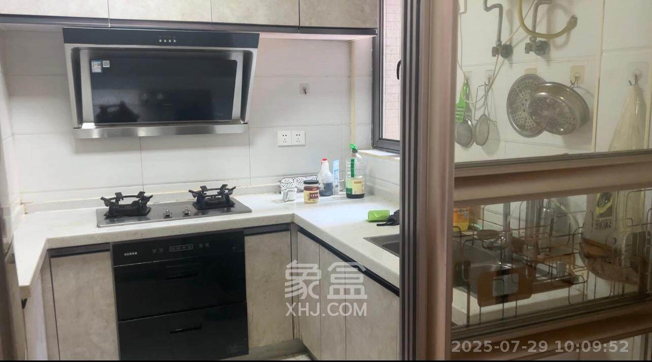 八方小区C区  3室2厅2卫   5000.00元/月室内图