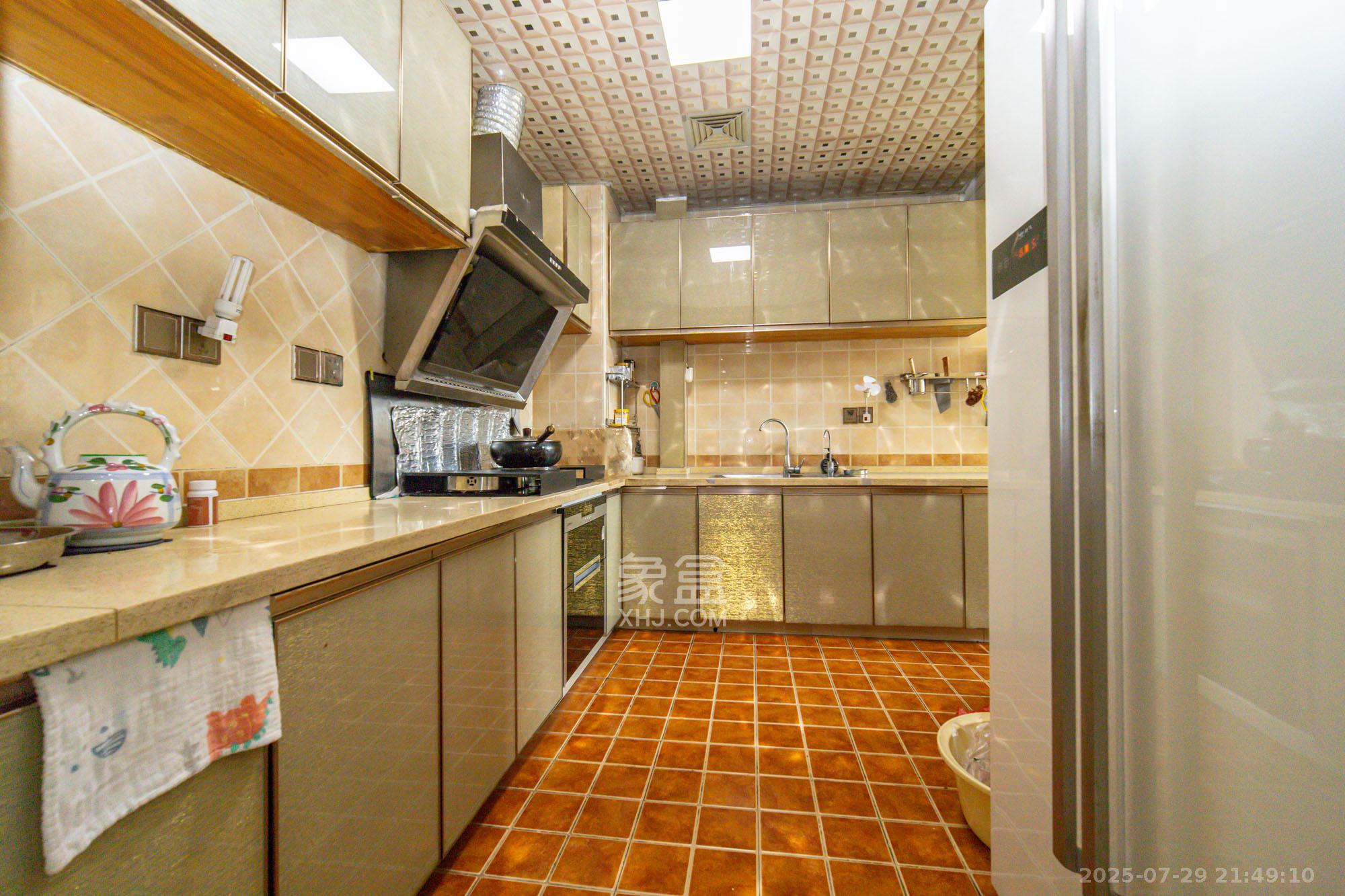 星邮公寓  4室2厅3卫    170.0万厨房