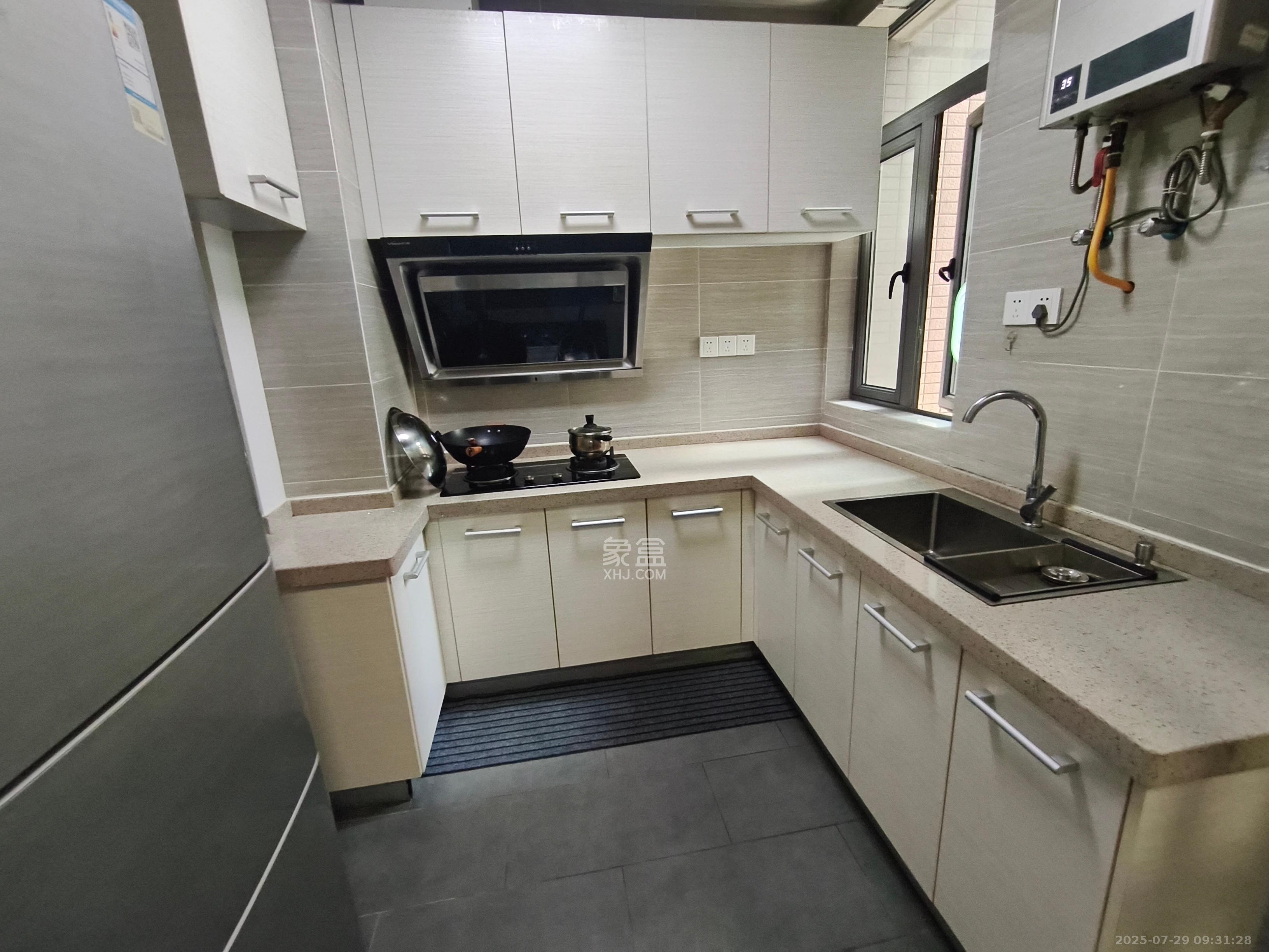 八方小区C区  3室2厅2卫    4200.0元/月 八方小区C区  3室2厅2卫    4200.0元/月室内图1