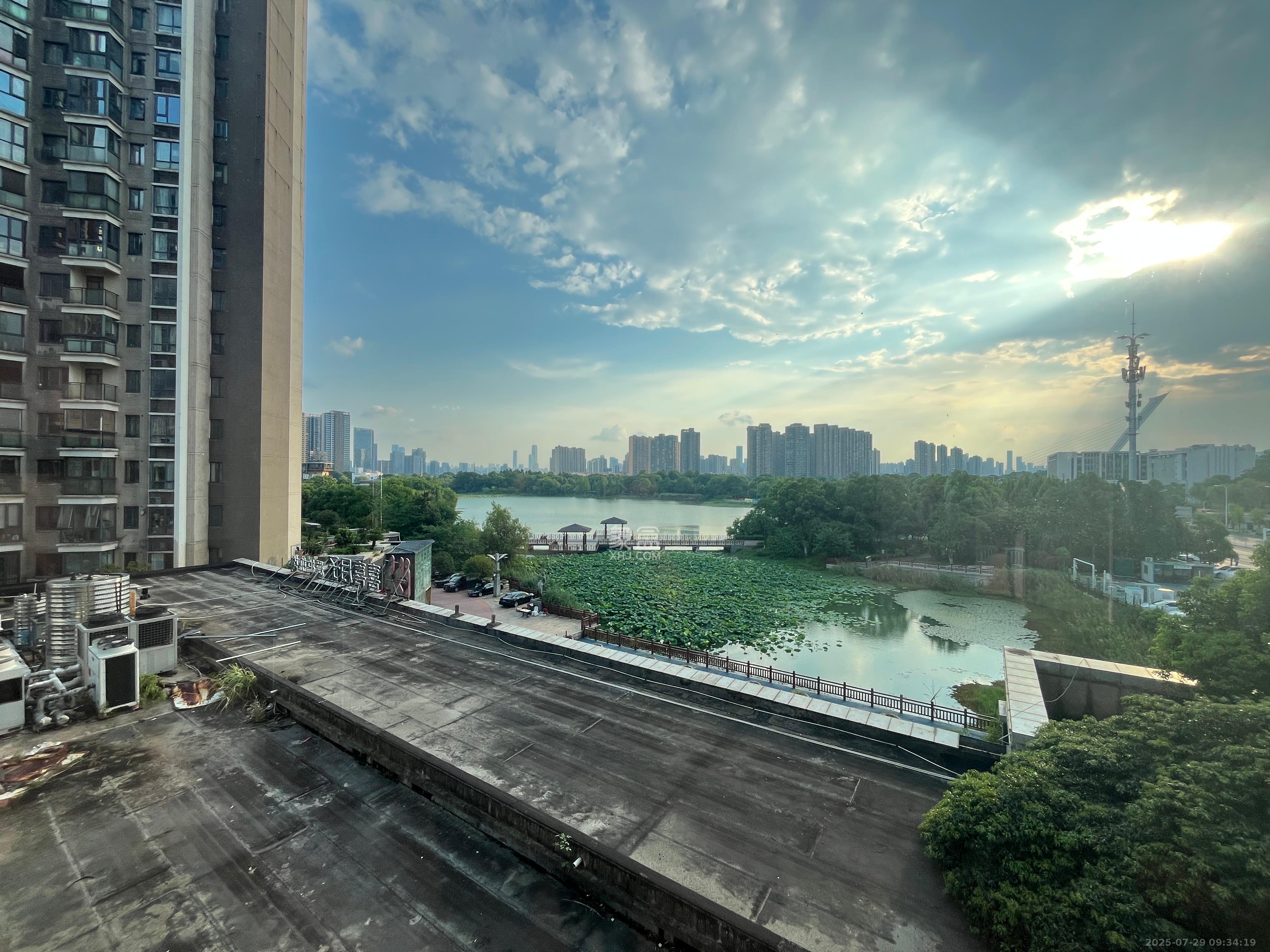 藏珑湖上国际花园 1室2厅1卫 5000.0元/月 藏珑湖上国际花园 1室2厅1卫 5000.0元/月室内图