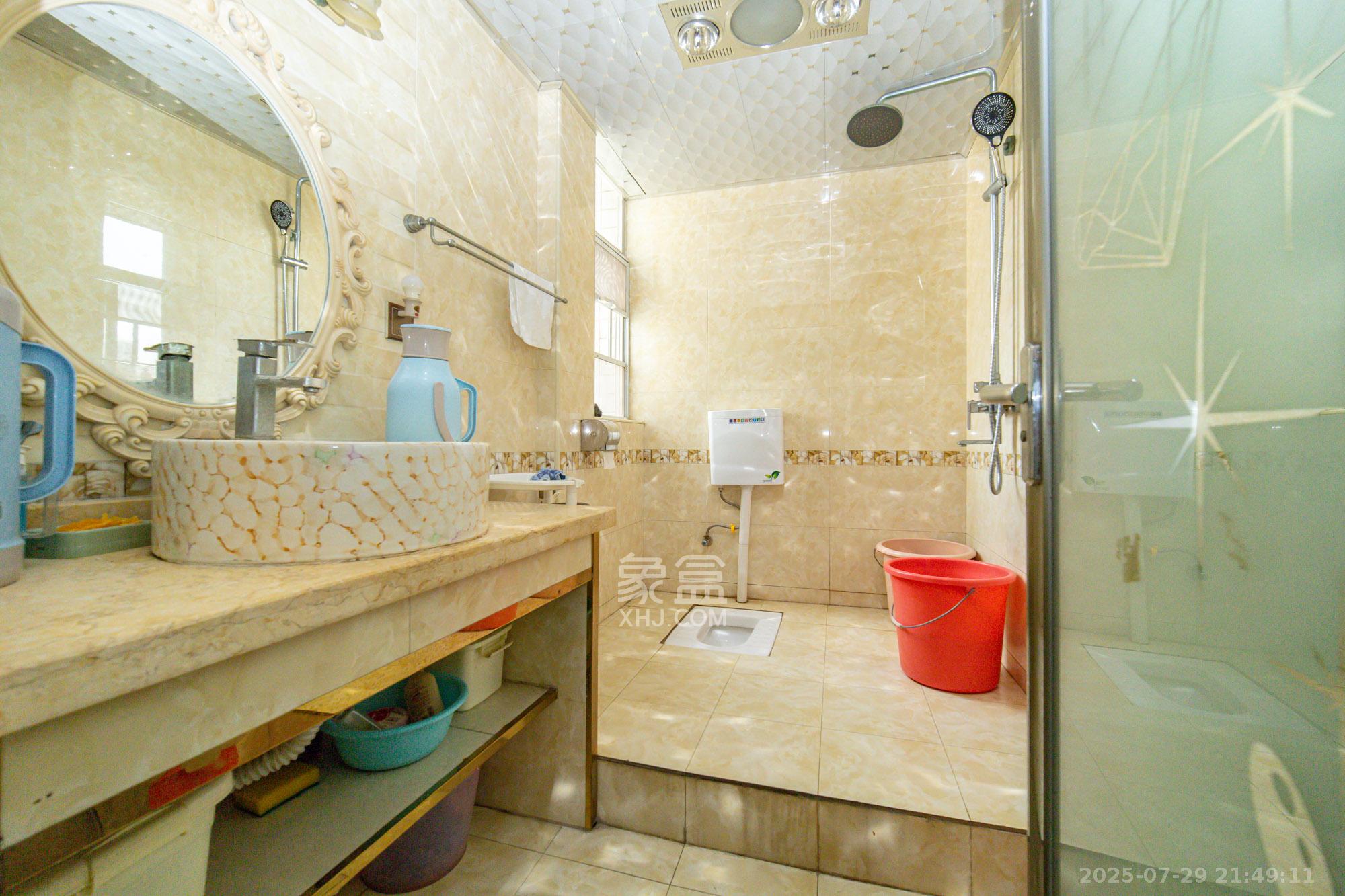 星邮公寓  4室2厅3卫    170.0万卫生间