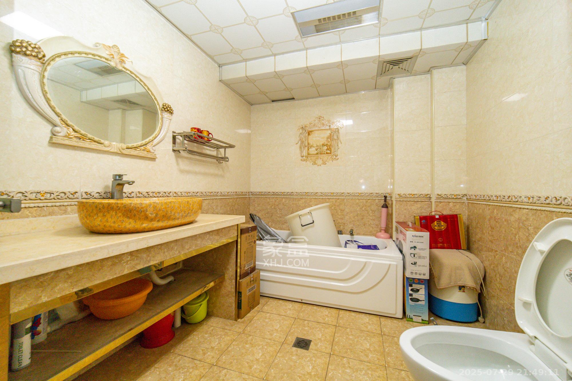 星邮公寓  4室2厅3卫    170.0万卫生间