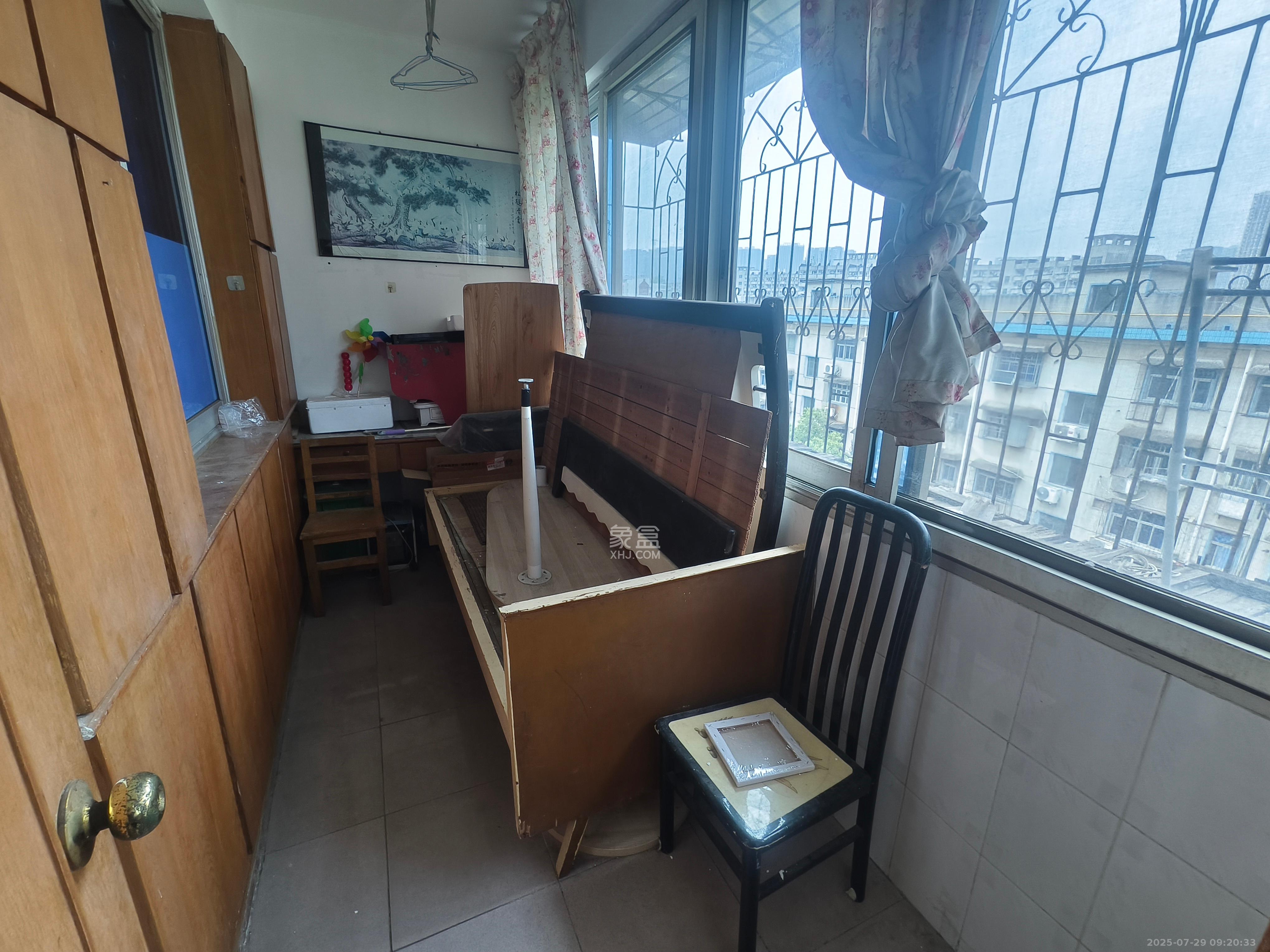 望岳村 2室1厅1卫 1100.0元/月 望岳村 2室1厅1卫 1100.0元/月室内图