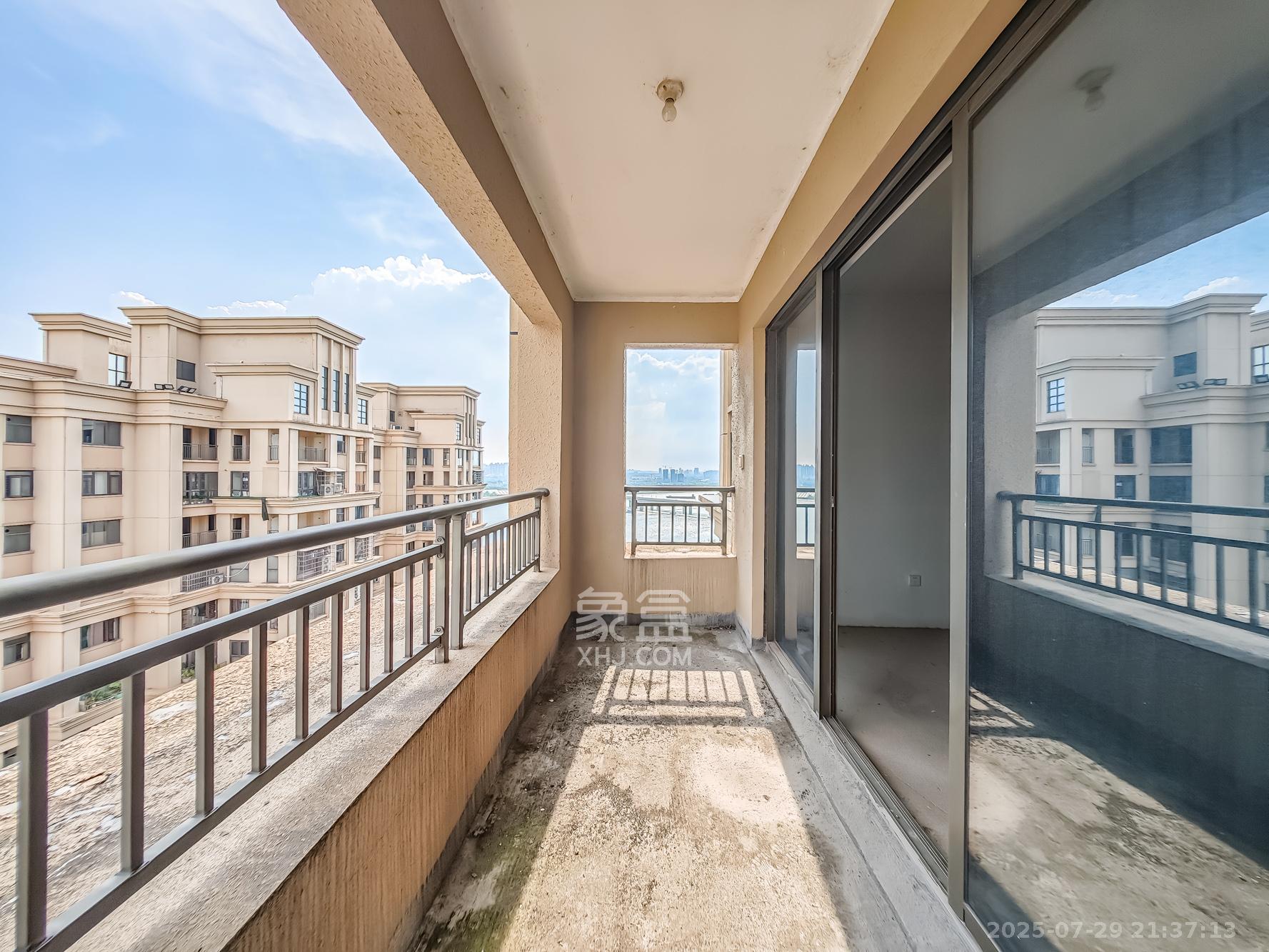 长沙雅居乐花园 3室2厅2卫 90.0万 长沙雅居乐花园 3室2厅2卫 90.0万阳台