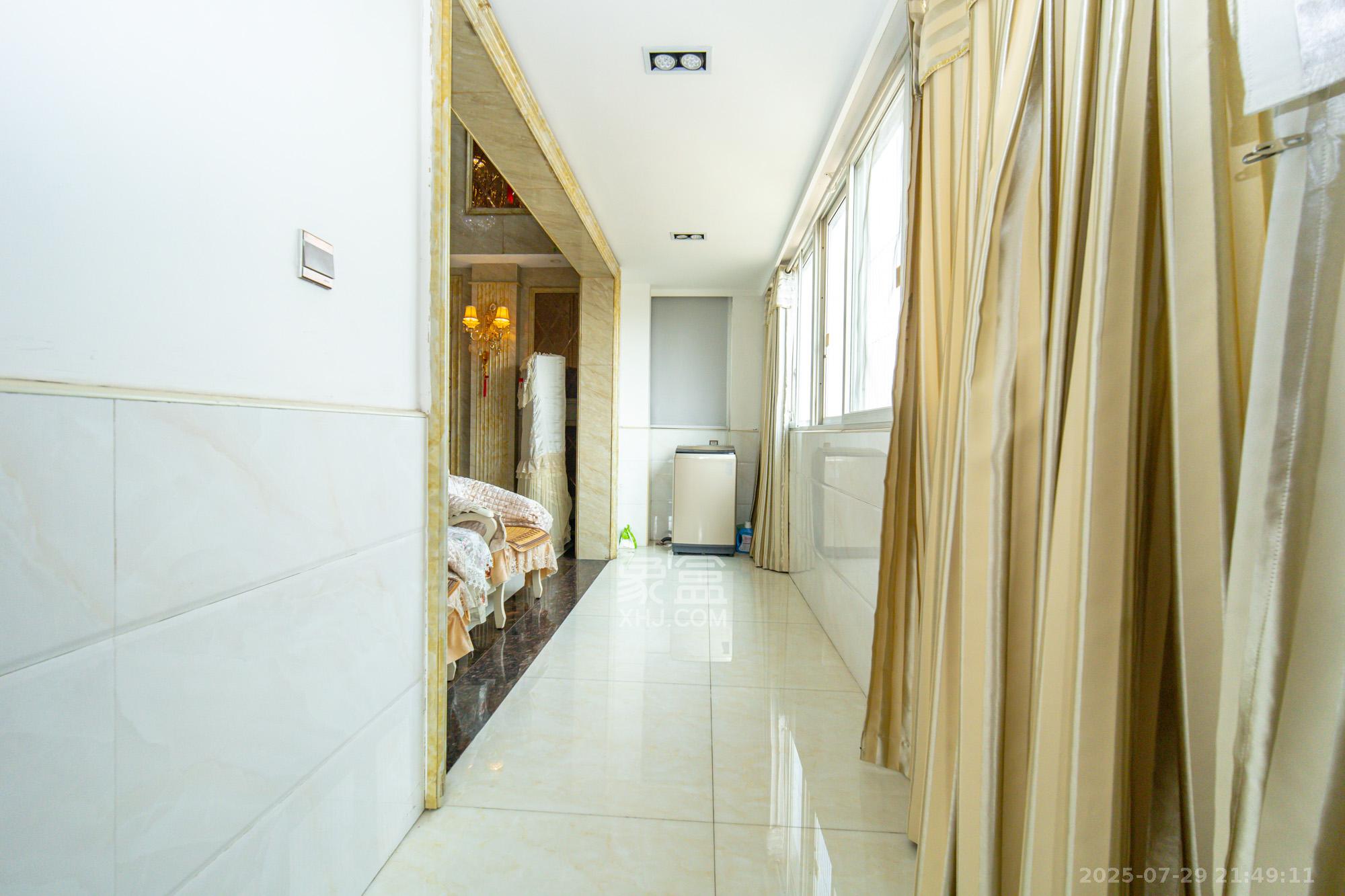 星邮公寓  4室2厅3卫    170.0万阳台