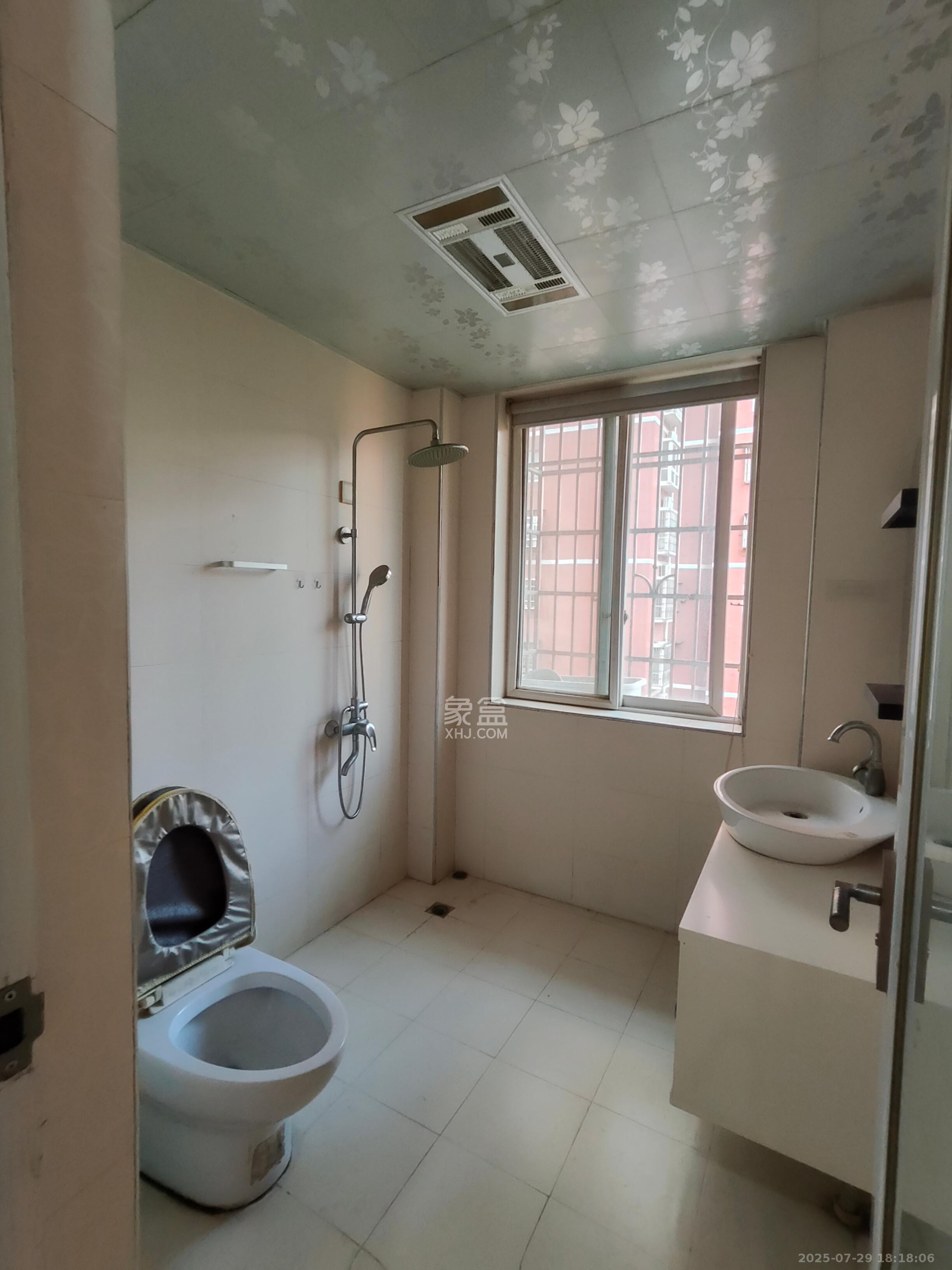 东城名苑  3室2厅2卫    1500.0元/月 东城名苑  3室2厅2卫    1500.0元/月室内图