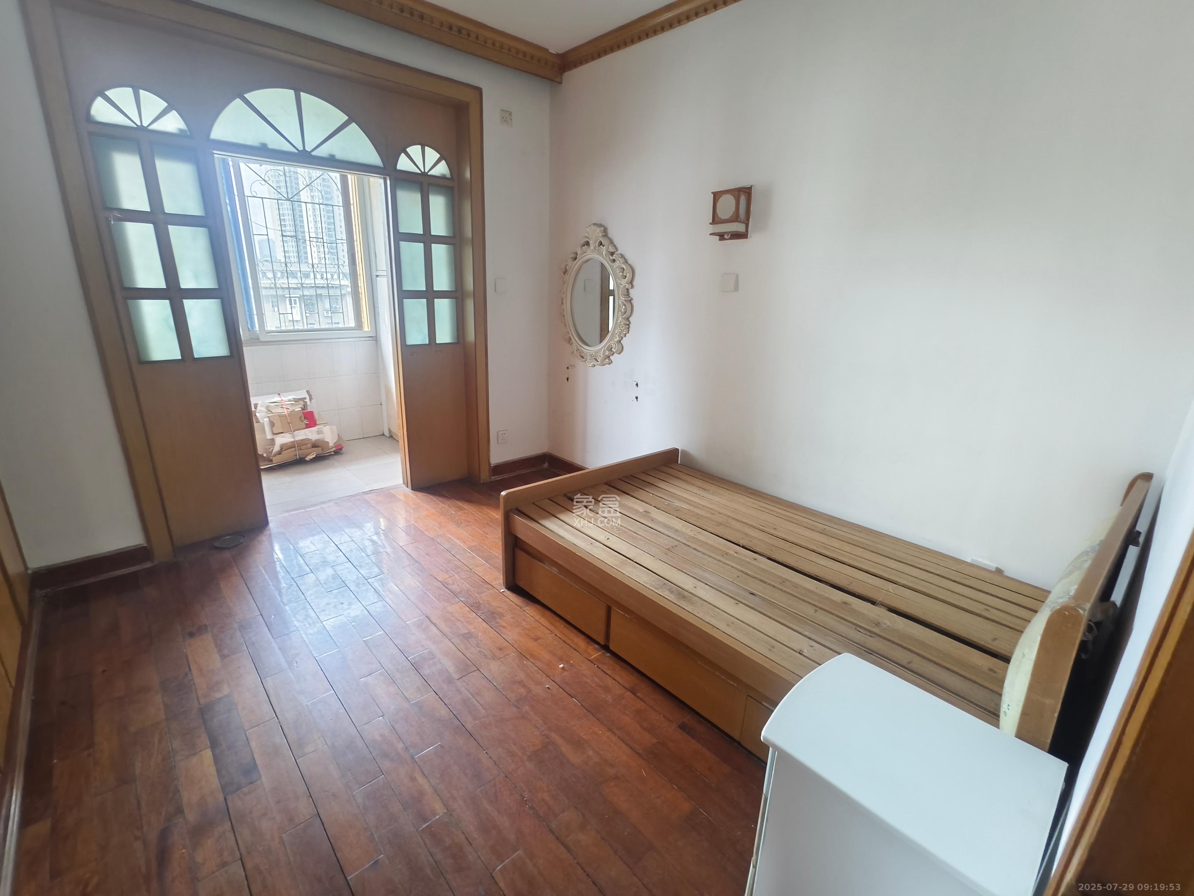 望岳村 2室1厅1卫 1100.0元/月 望岳村 2室1厅1卫 1100.0元/月室内图