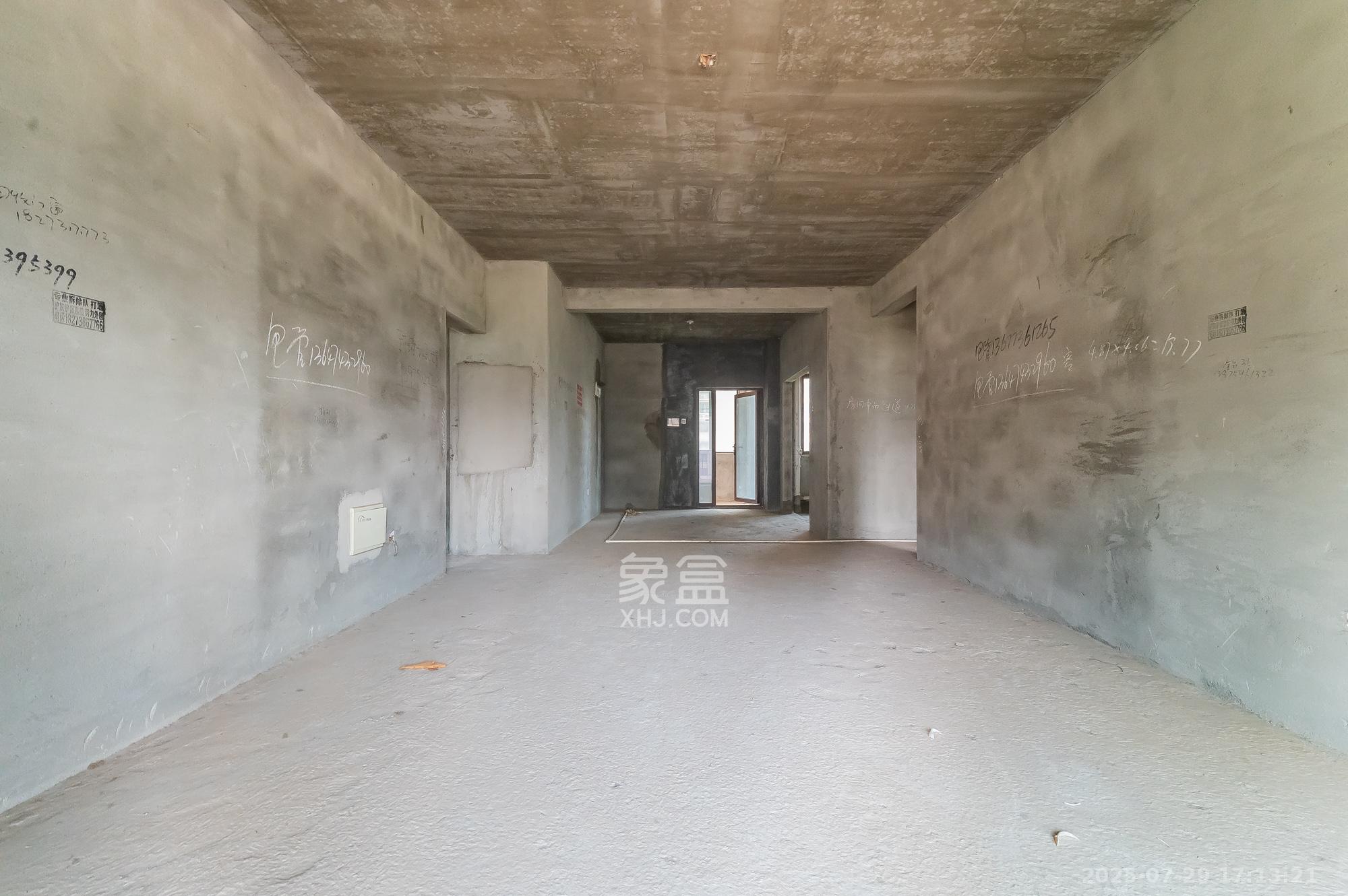 艺源颂雅小区（719街区）  4室2厅2卫    90.0万客厅