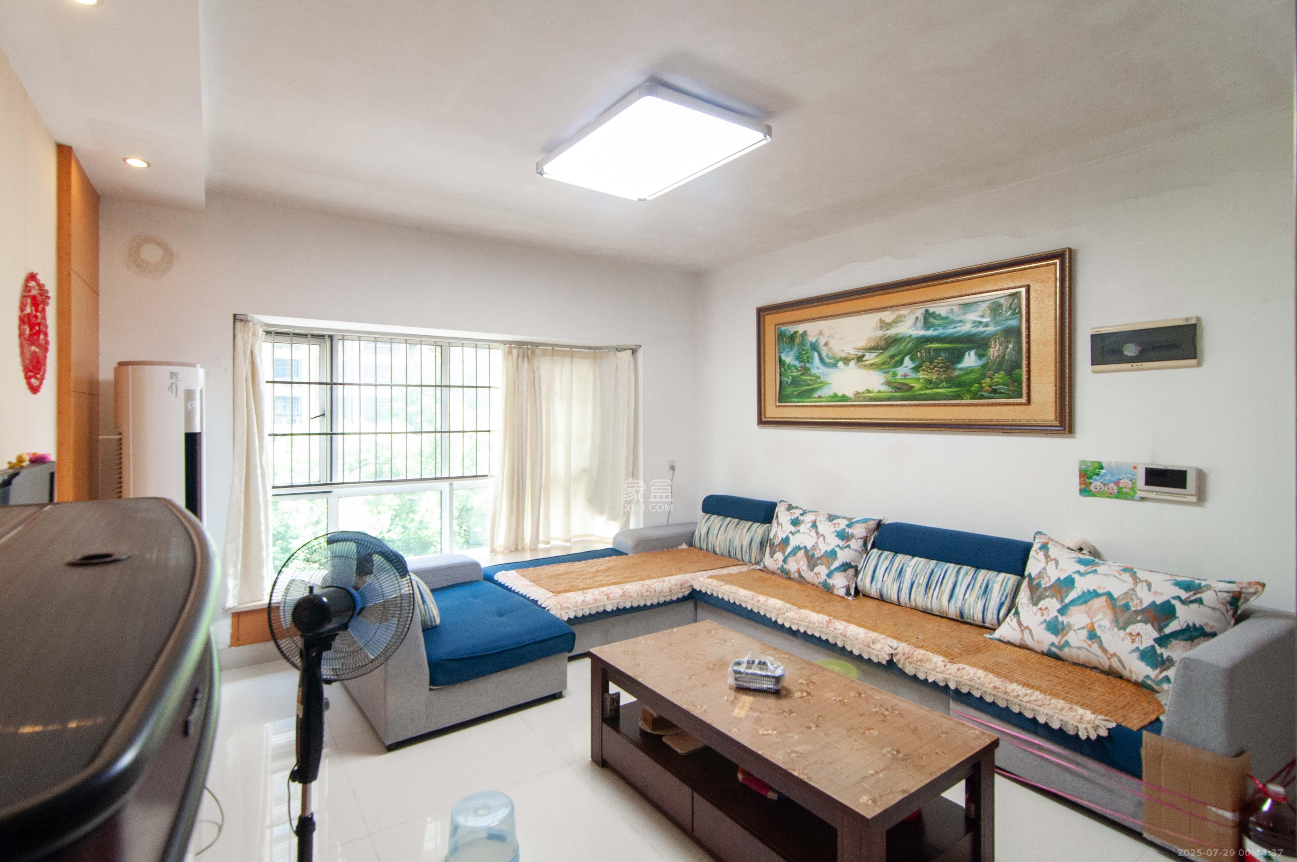 西点公园里 3室2厅2卫 140.0万 西点公园里 3室2厅2卫 140.0万客厅