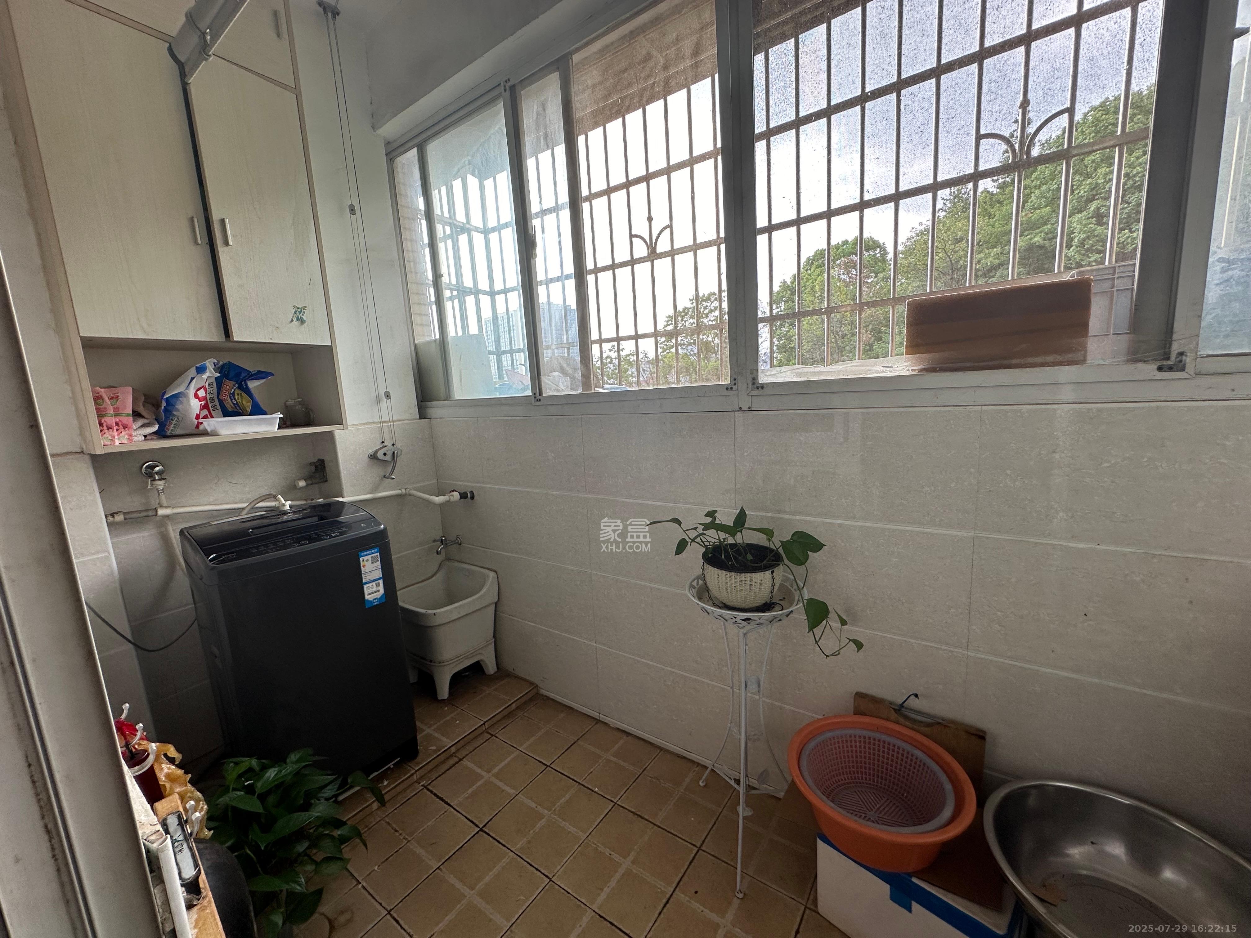 鄱阳小区  3室2厅2卫    2000.0元/月室内图