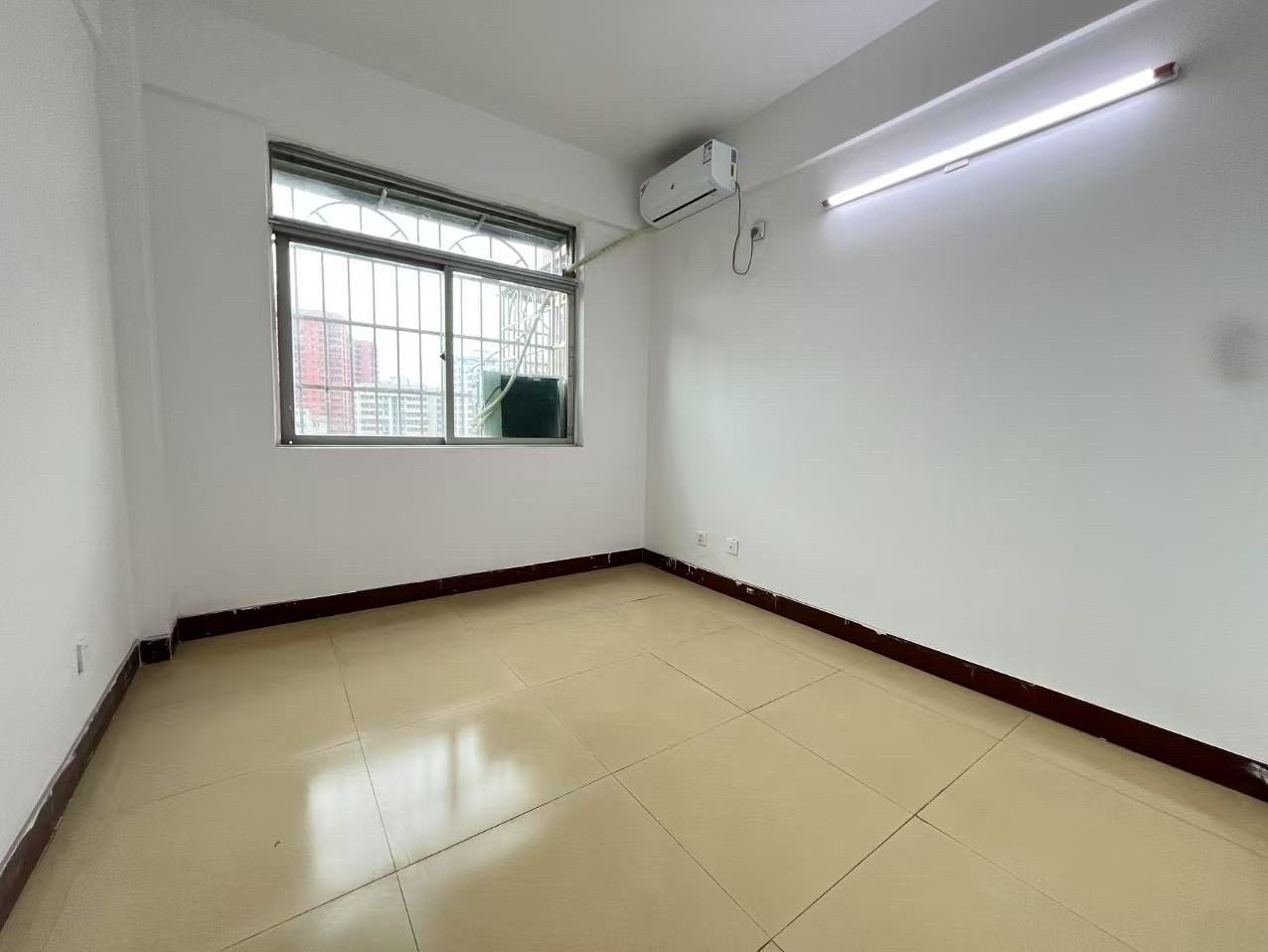 气象局宿舍(海府路60号)  3室2厅1卫    135.0万 气象局宿舍(海府路60号)  3室2厅1卫    135.0万客厅