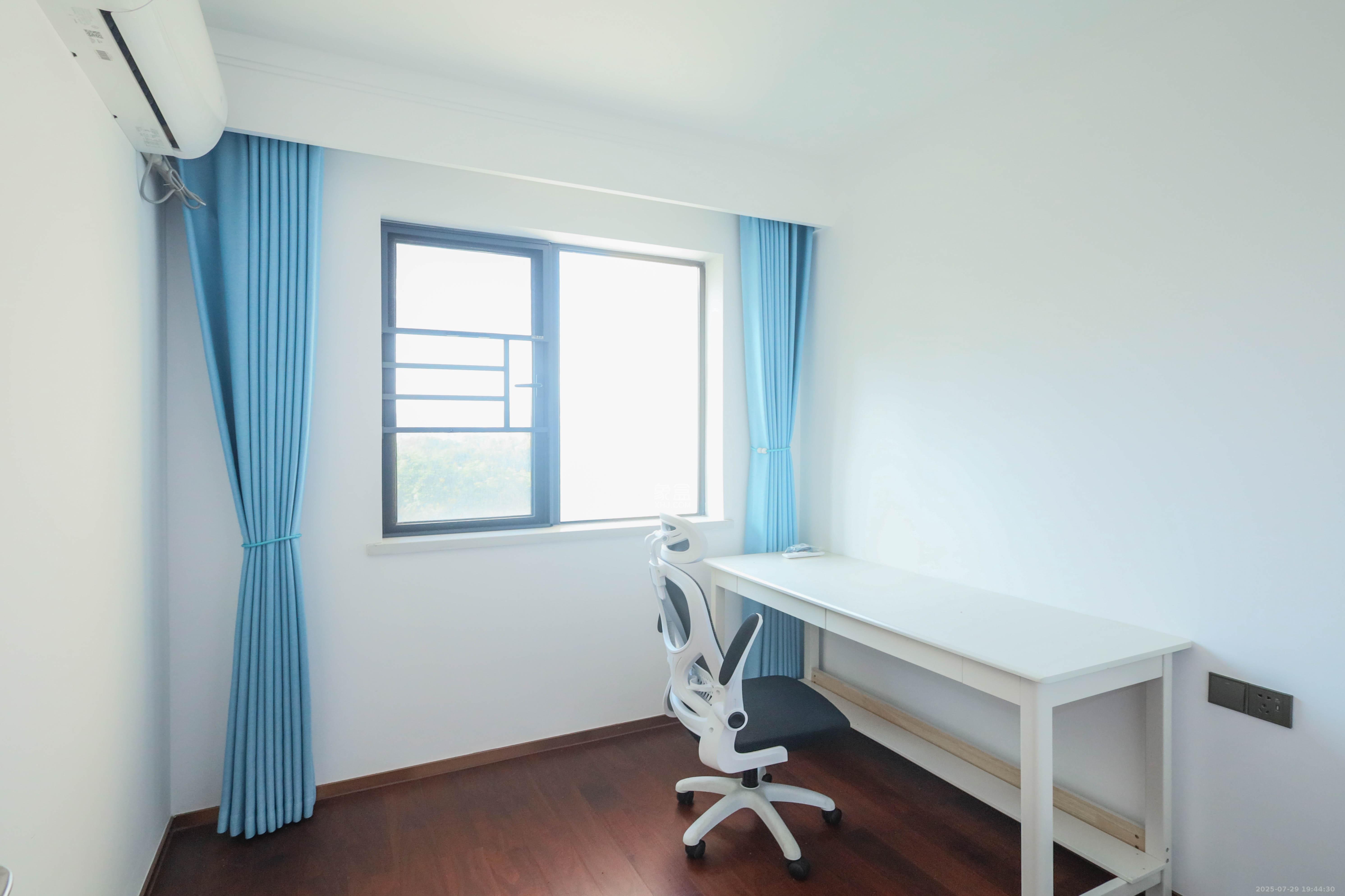 梅溪悦章  4室2厅2卫    170.0万卧室