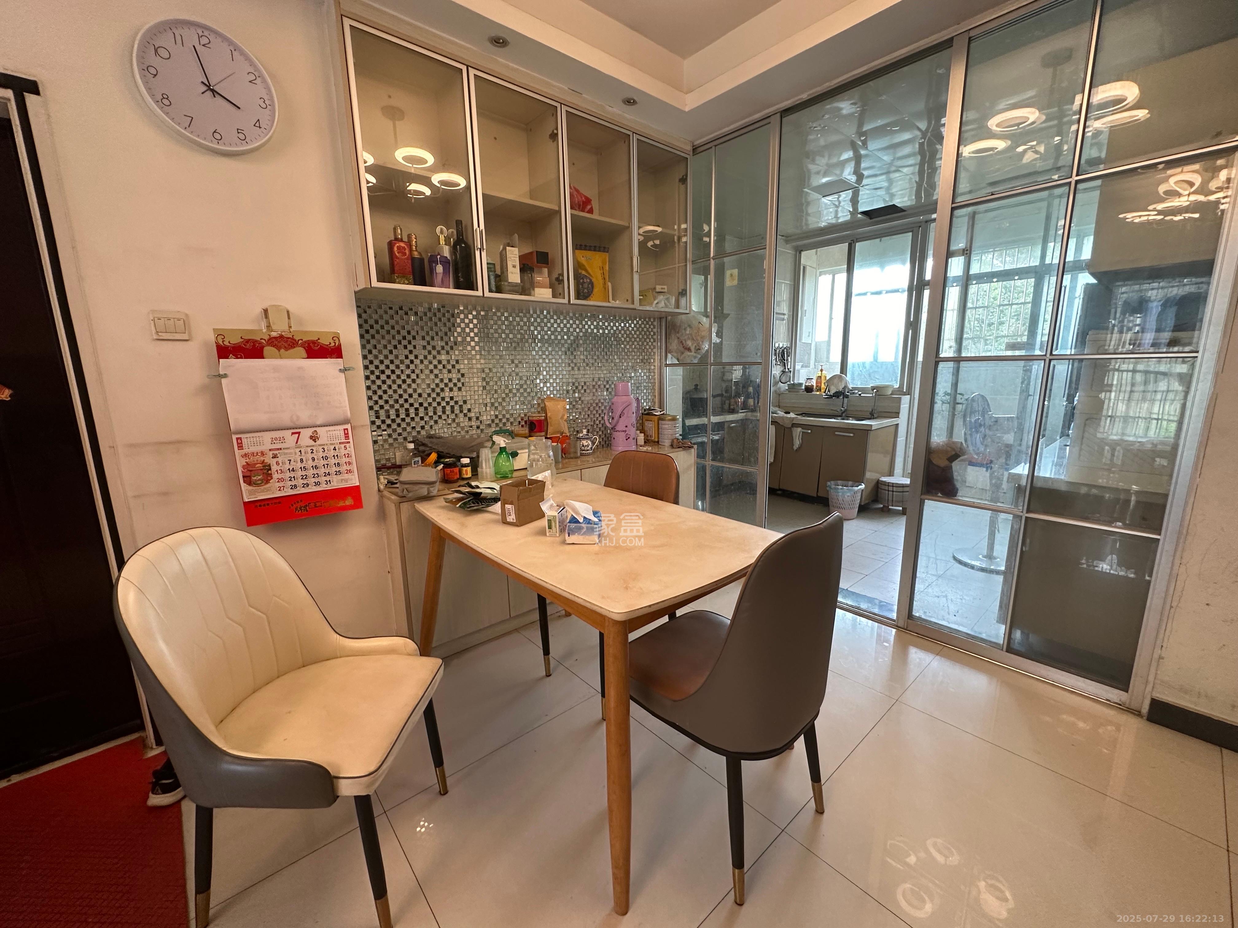 鄱阳小区  3室2厅2卫    2000.0元/月室内图