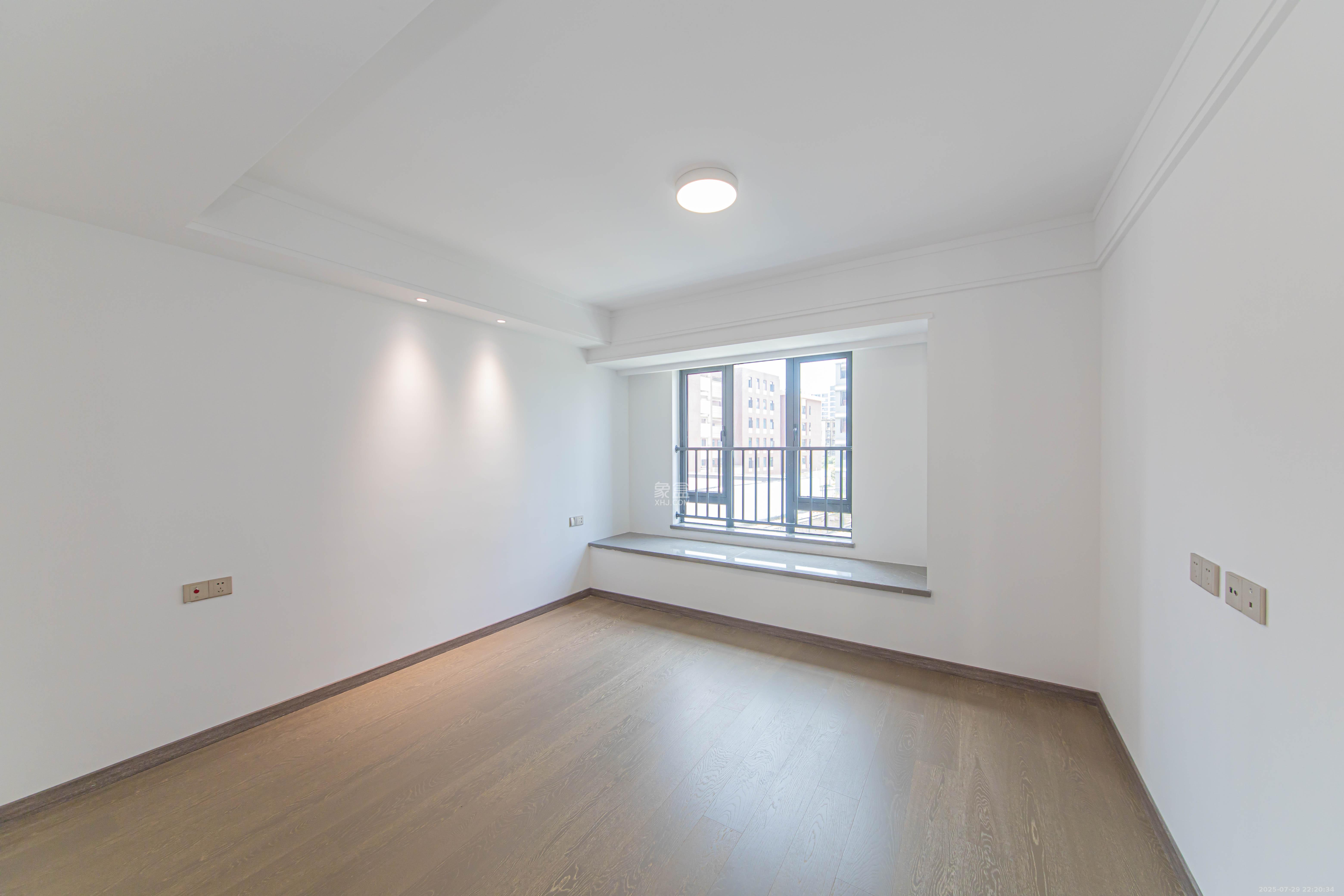 江悦和鸣  4室2厅2卫    220.0万卧室