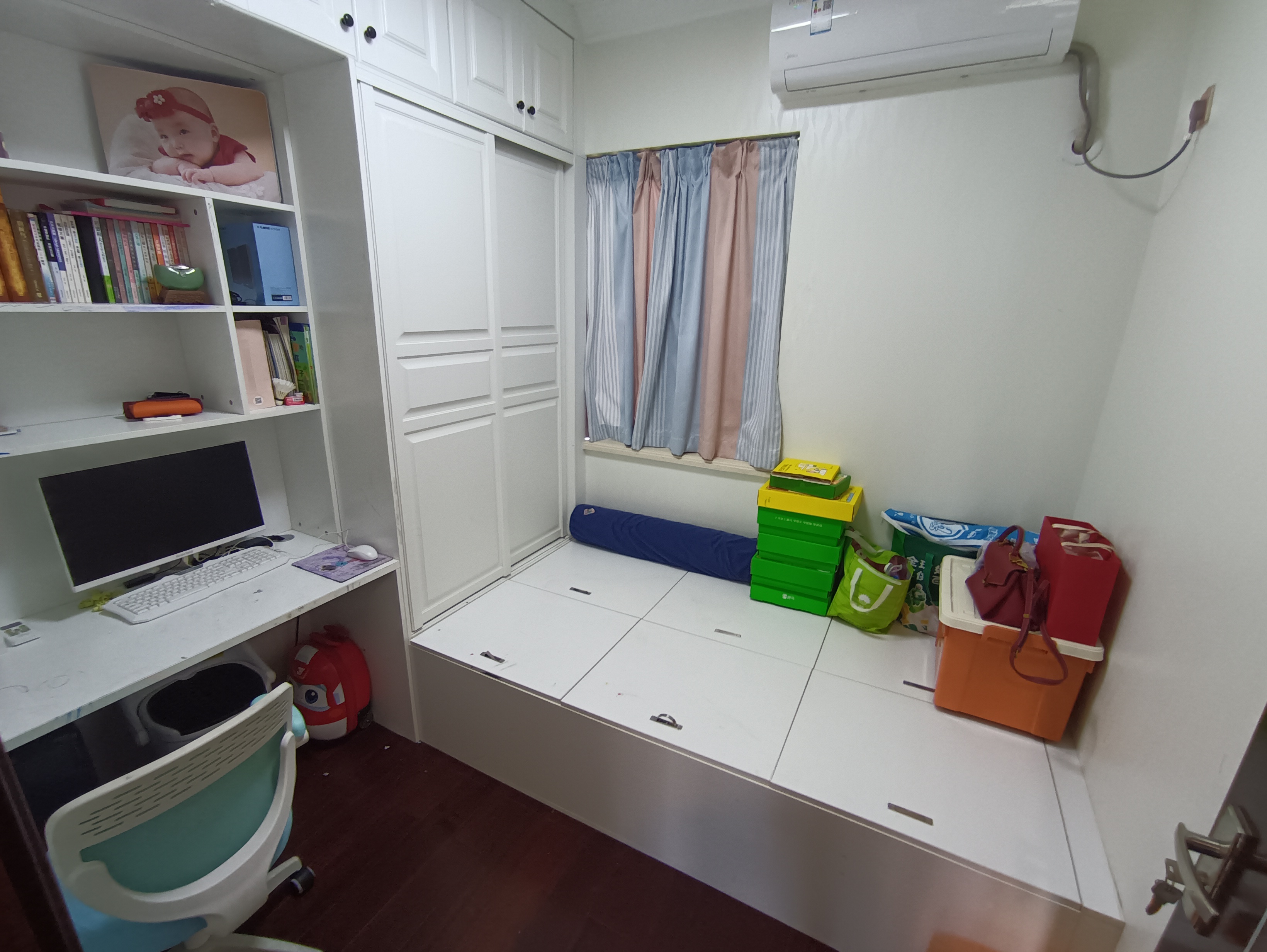 中海锦城 3室2厅2卫 165.0万 中海锦城 3室2厅2卫 165.0万客厅