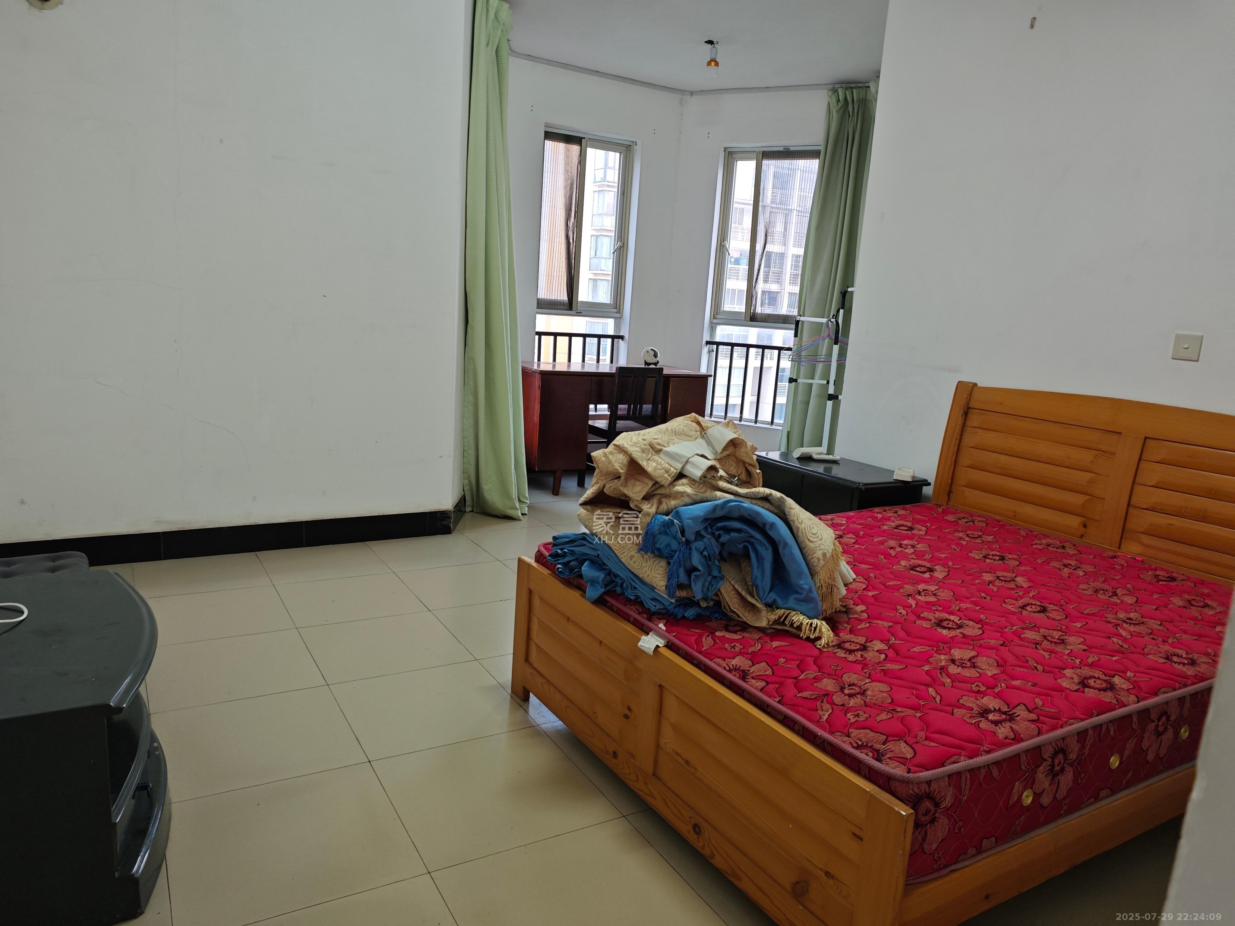 嘉盛华庭(一期、二期、三期)  4室2厅1卫    2600.0元/月 嘉盛华庭(一期、二期、三期)  4室2厅1卫    2600.0元/月室内图