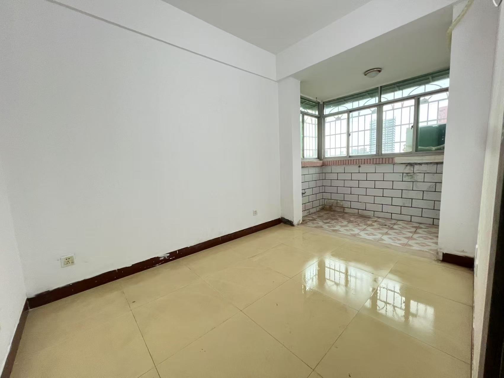 气象局宿舍(海府路60号)  3室2厅1卫    135.0万 气象局宿舍(海府路60号)  3室2厅1卫    135.0万客厅