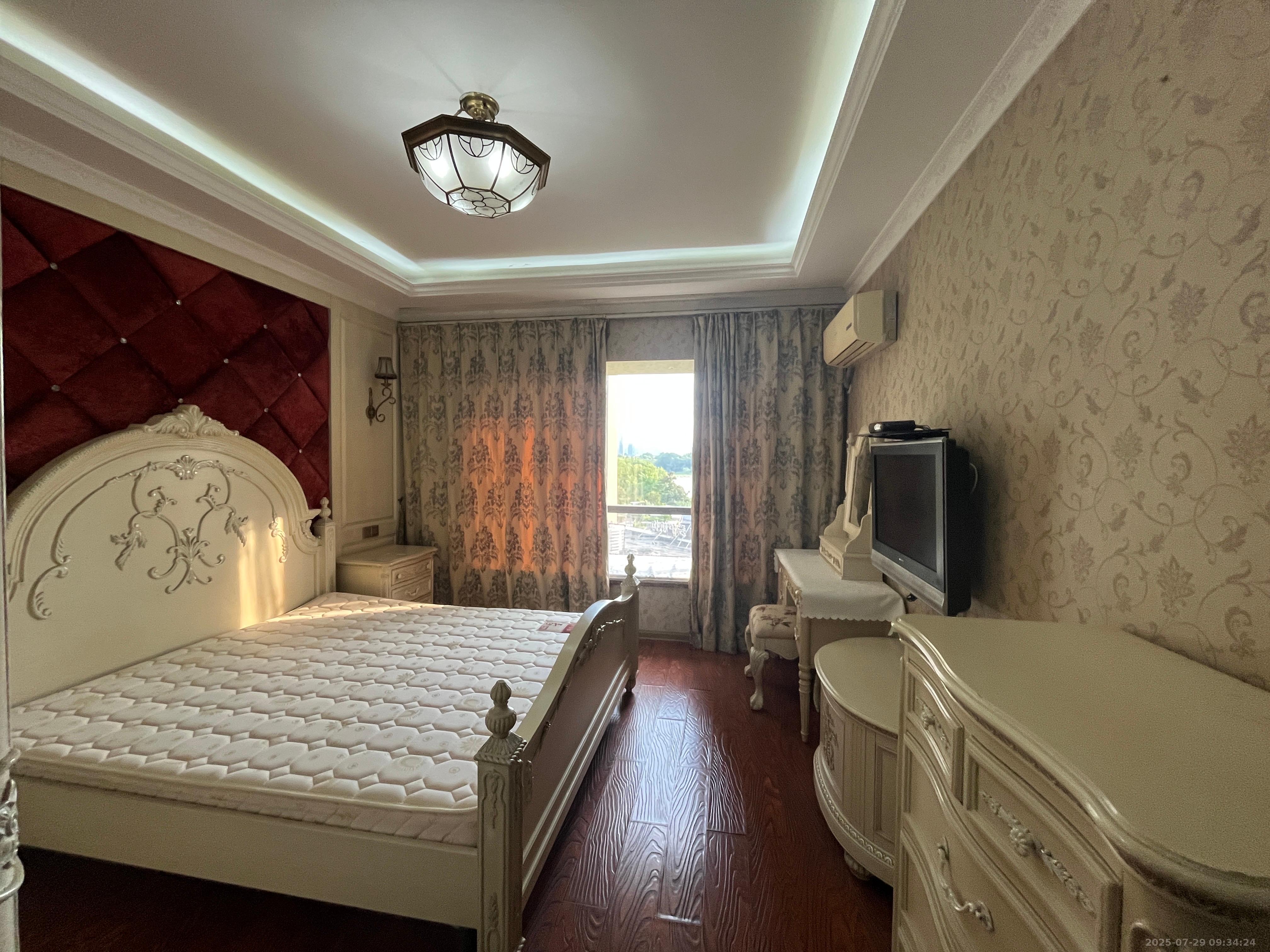 藏珑湖上国际花园  1室2厅1卫    5000.0元/月室内图