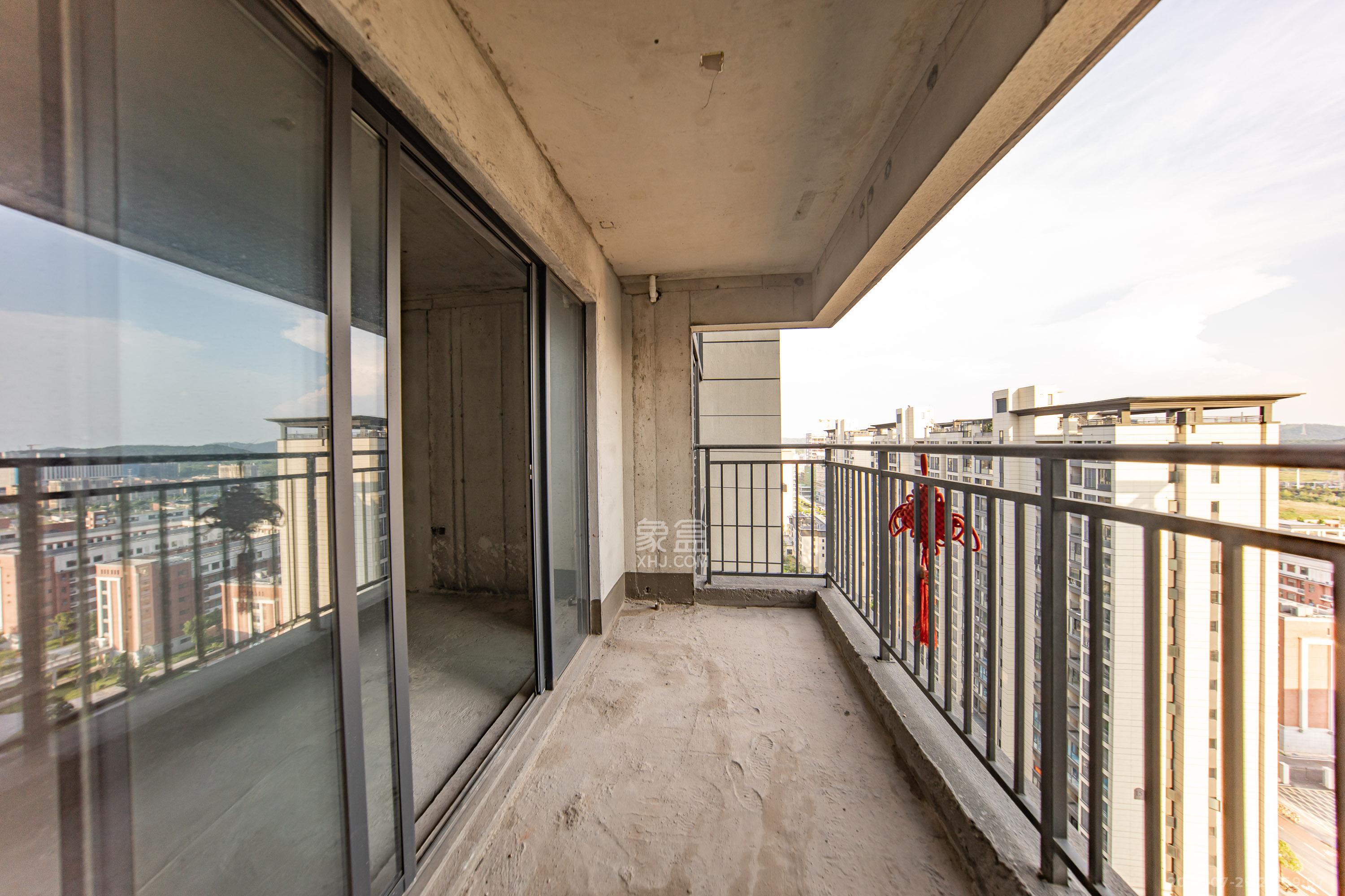 汉唐翰林府 4室2厅2卫 98.0万 汉唐翰林府 4室2厅2卫 98.0万阳台