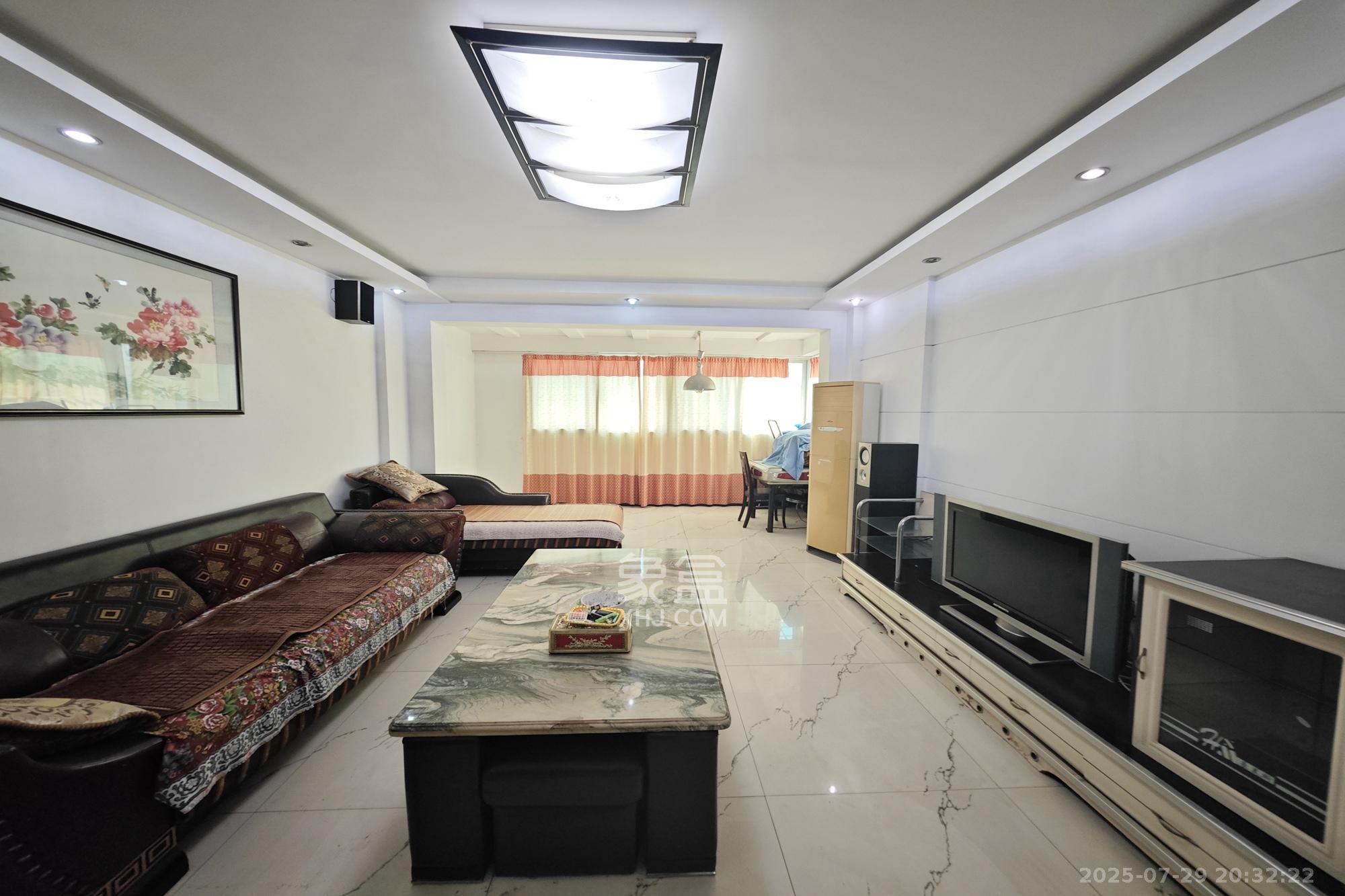 今利园  3室2厅2卫    101.8万客厅