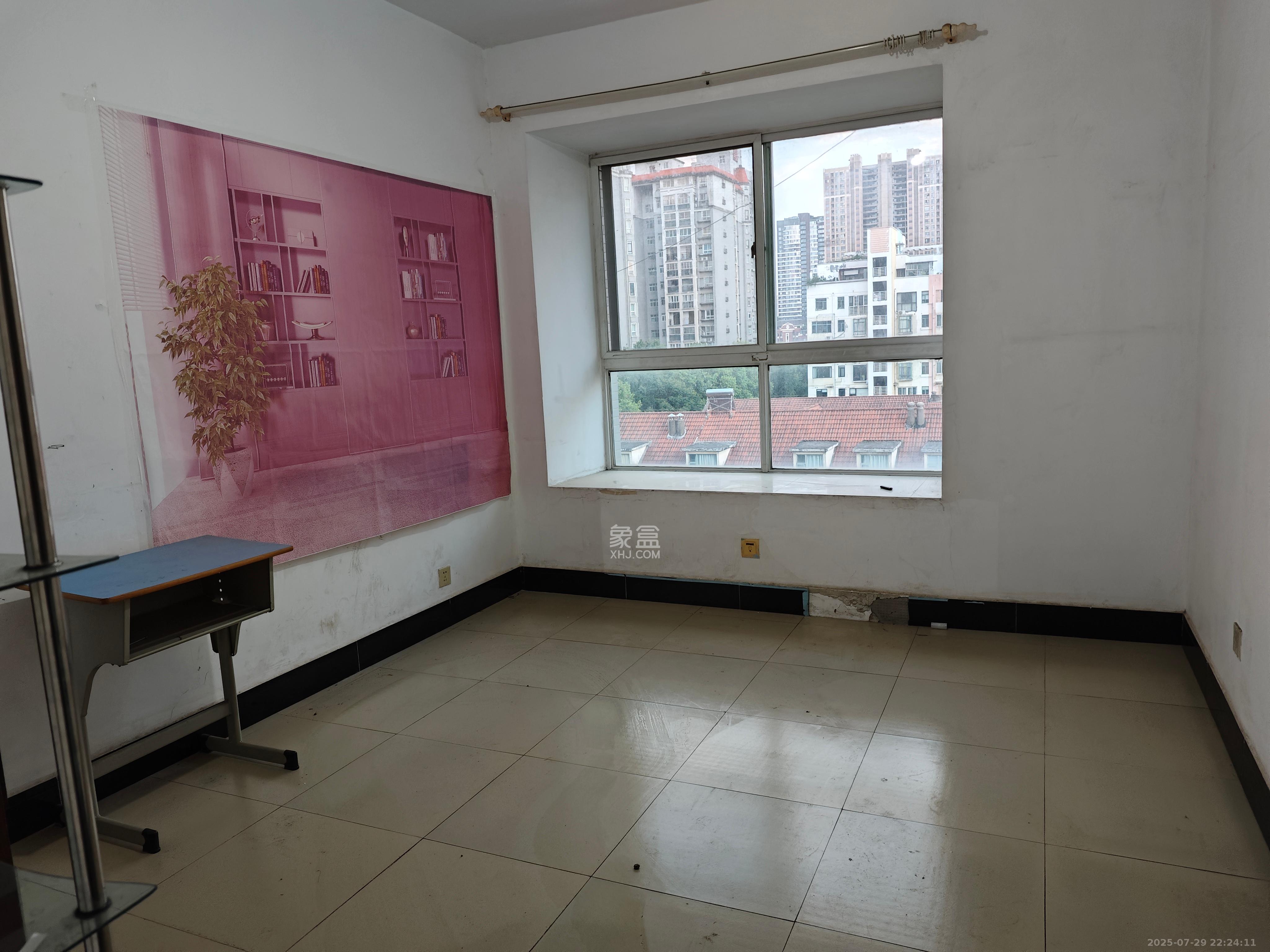 嘉盛华庭(一期、二期、三期)  4室2厅1卫    2600.0元/月 嘉盛华庭(一期、二期、三期)  4室2厅1卫    2600.0元/月室内图