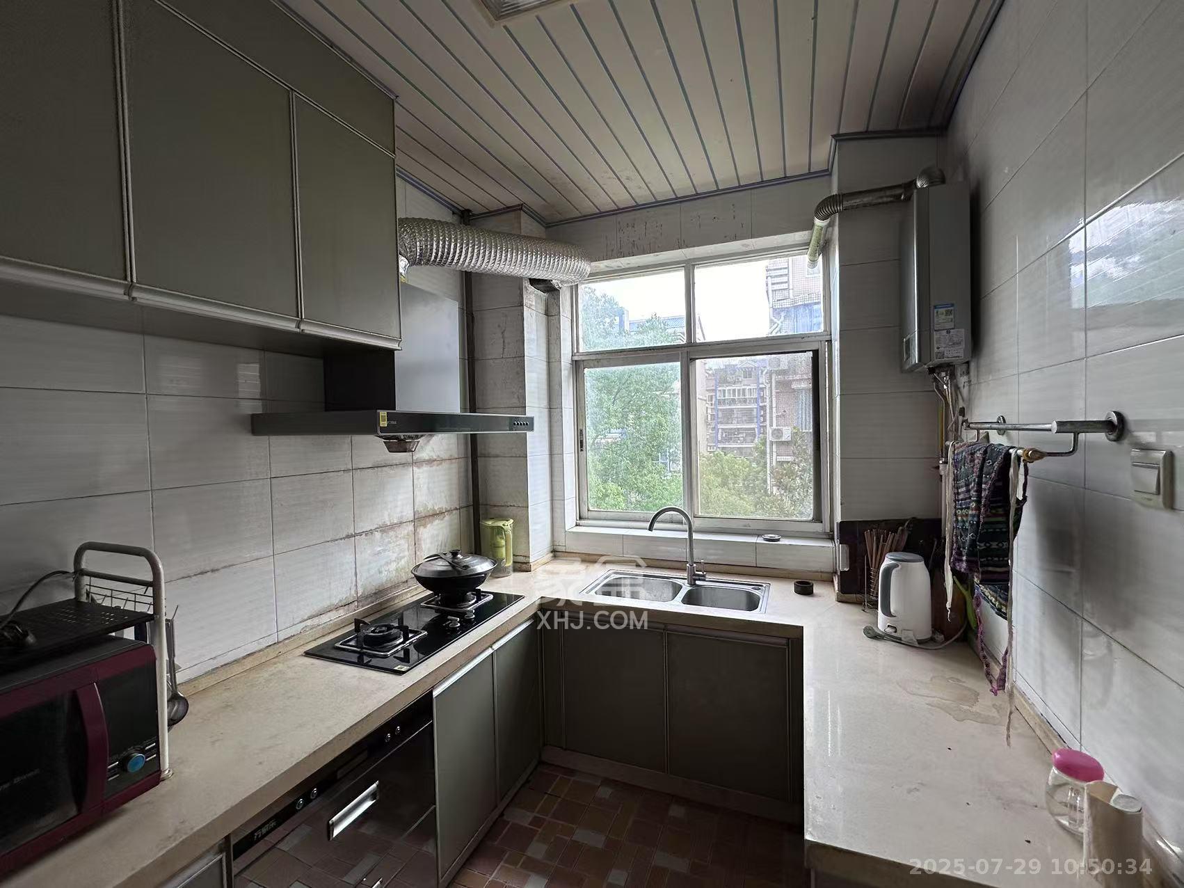 金侨世纪苑  4室2厅2卫    39.8万客厅