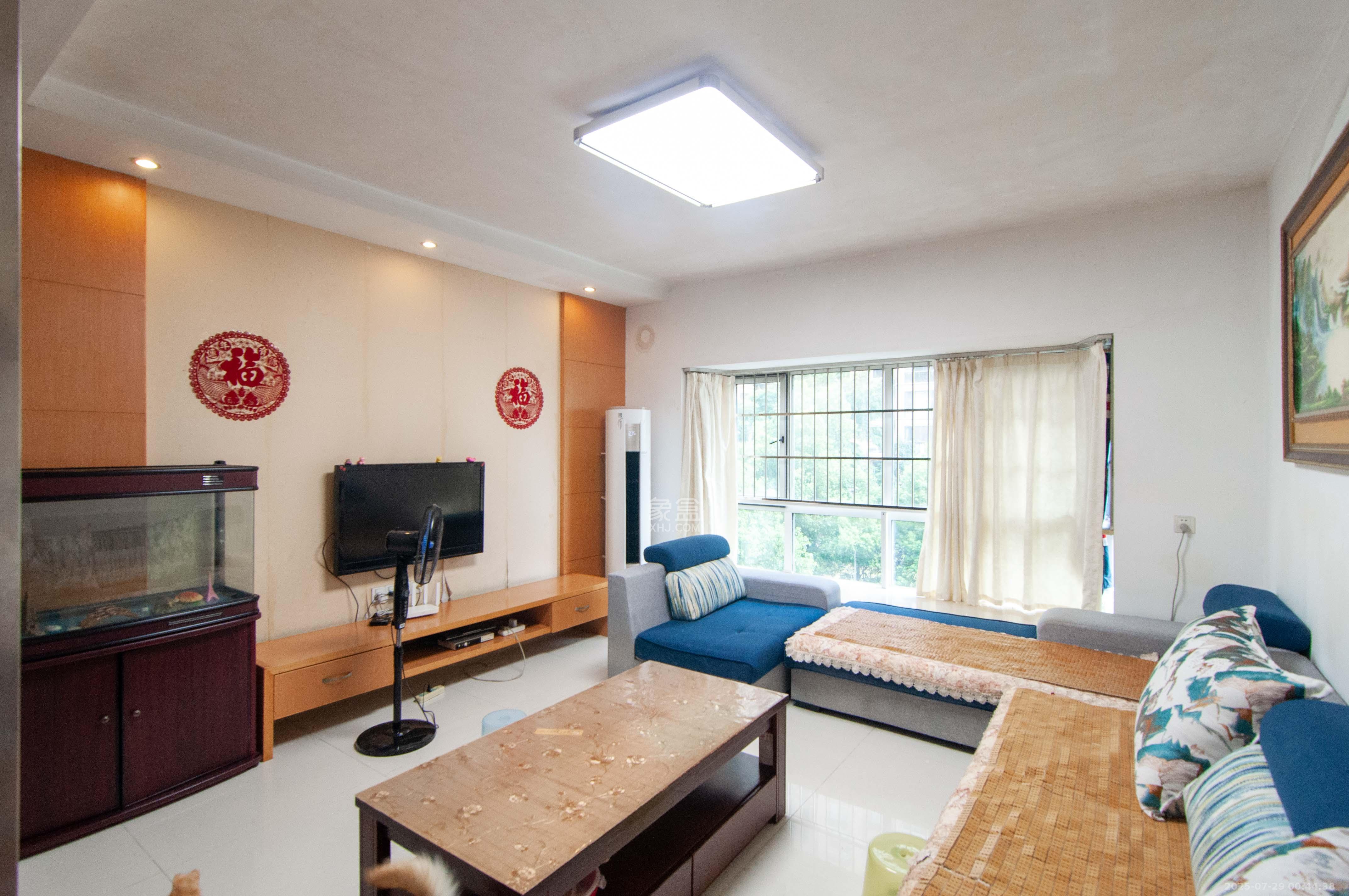 西点公园里 3室2厅2卫 140.0万 西点公园里 3室2厅2卫 140.0万客厅