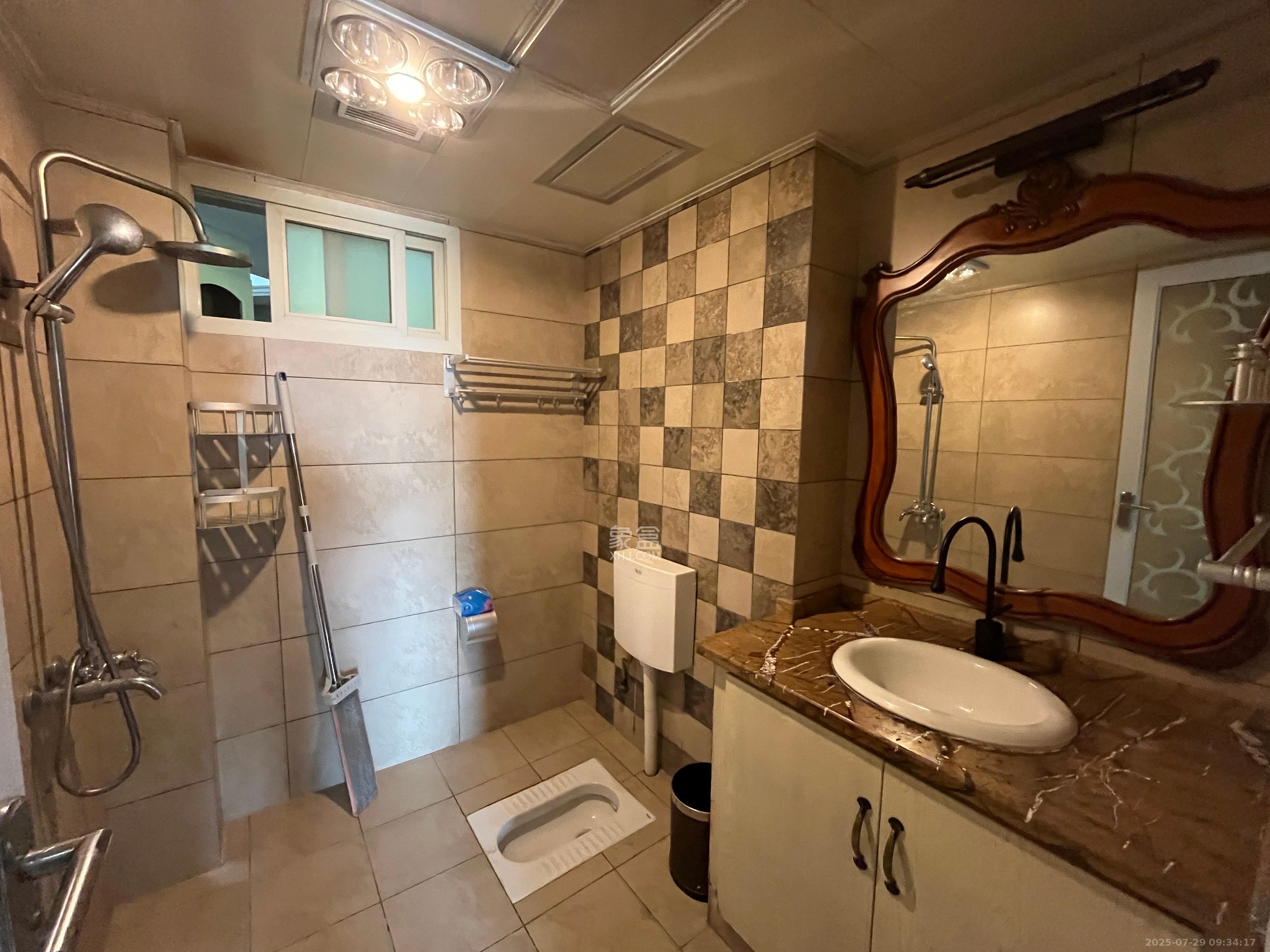 藏珑湖上国际花园 1室2厅1卫 5000.0元/月 藏珑湖上国际花园 1室2厅1卫 5000.0元/月室内图