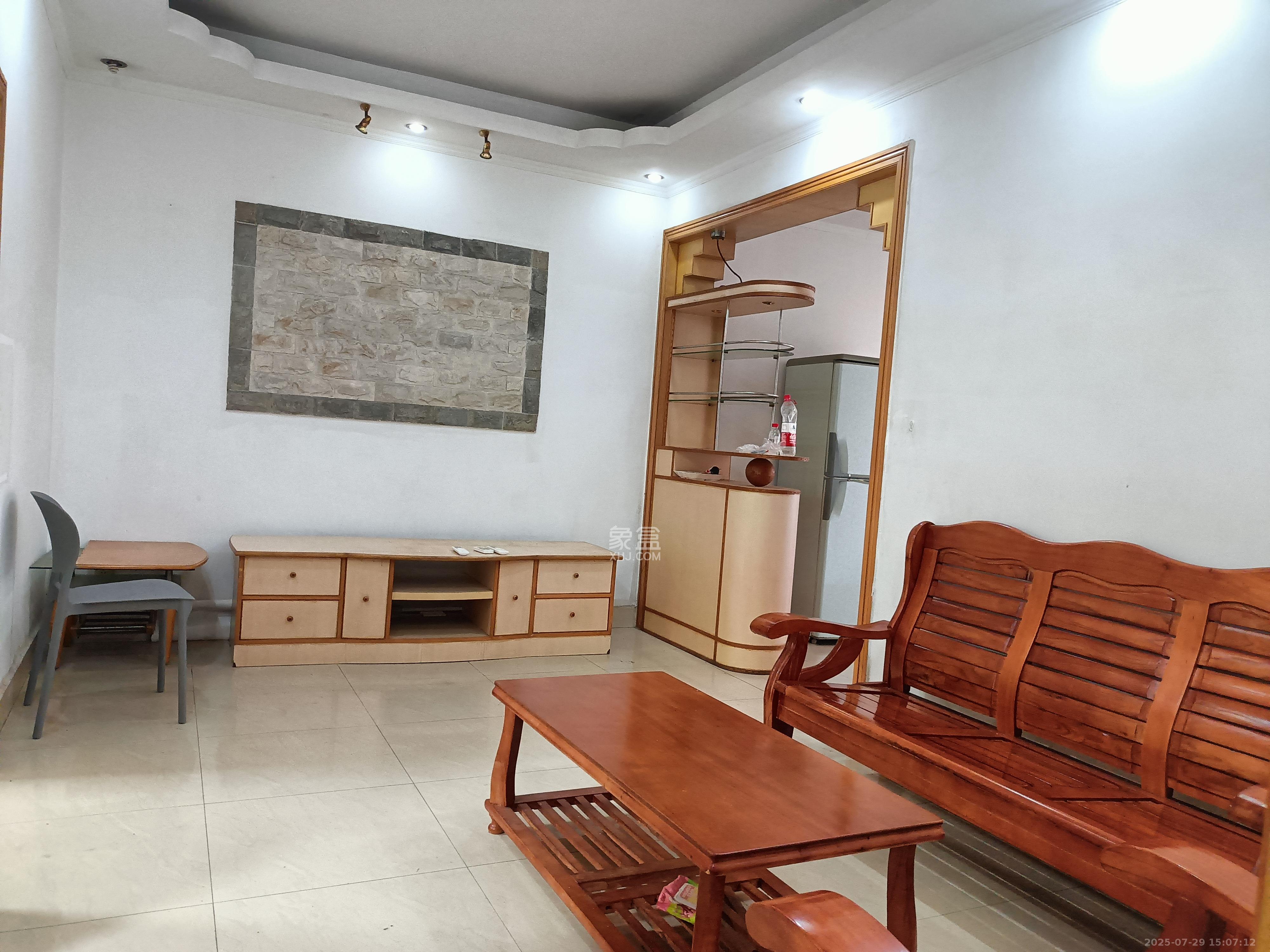 八一路417号大院 4室2厅1卫 3000.0元/月 八一路417号大院 4室2厅1卫 3000.0元/月室内图