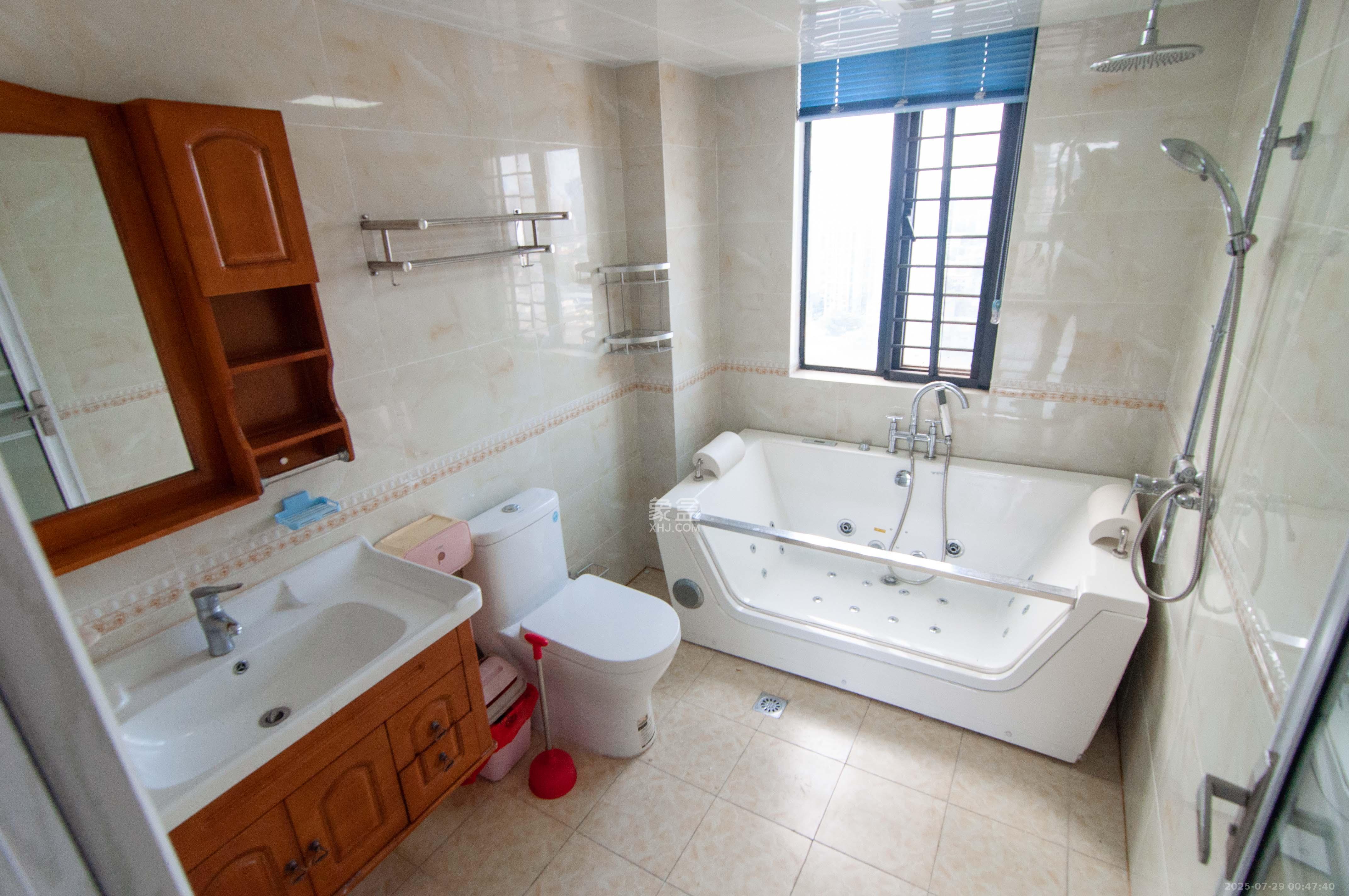 振业城二期 4室2厅2卫 188.0万 振业城二期 4室2厅2卫 188.0万卫生间