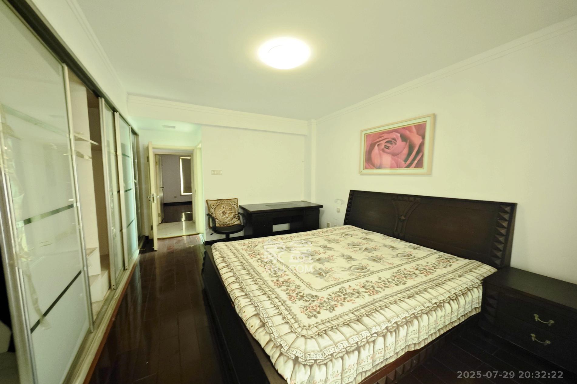 今利园  3室2厅2卫    101.8万卧室