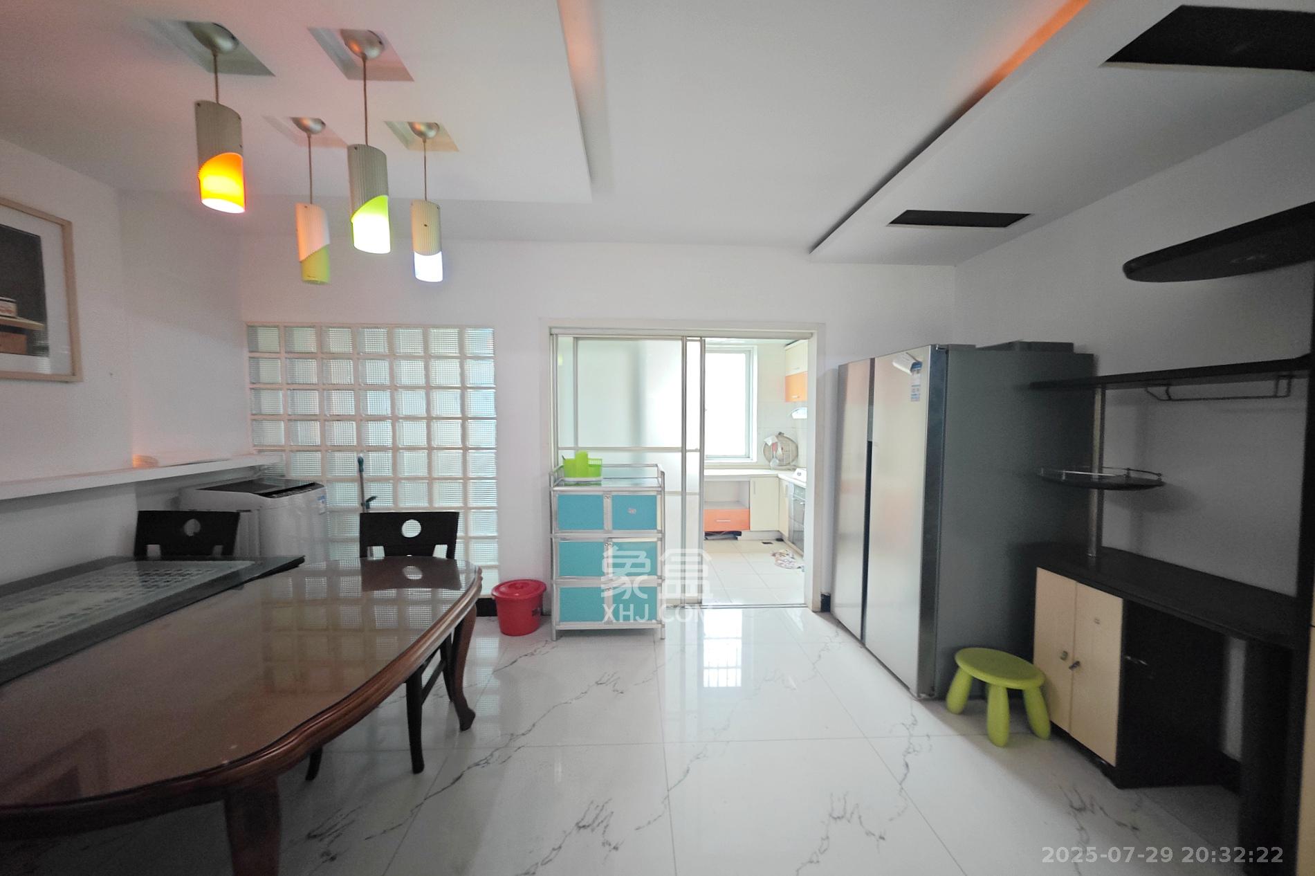 今利园  3室2厅2卫    101.8万客厅