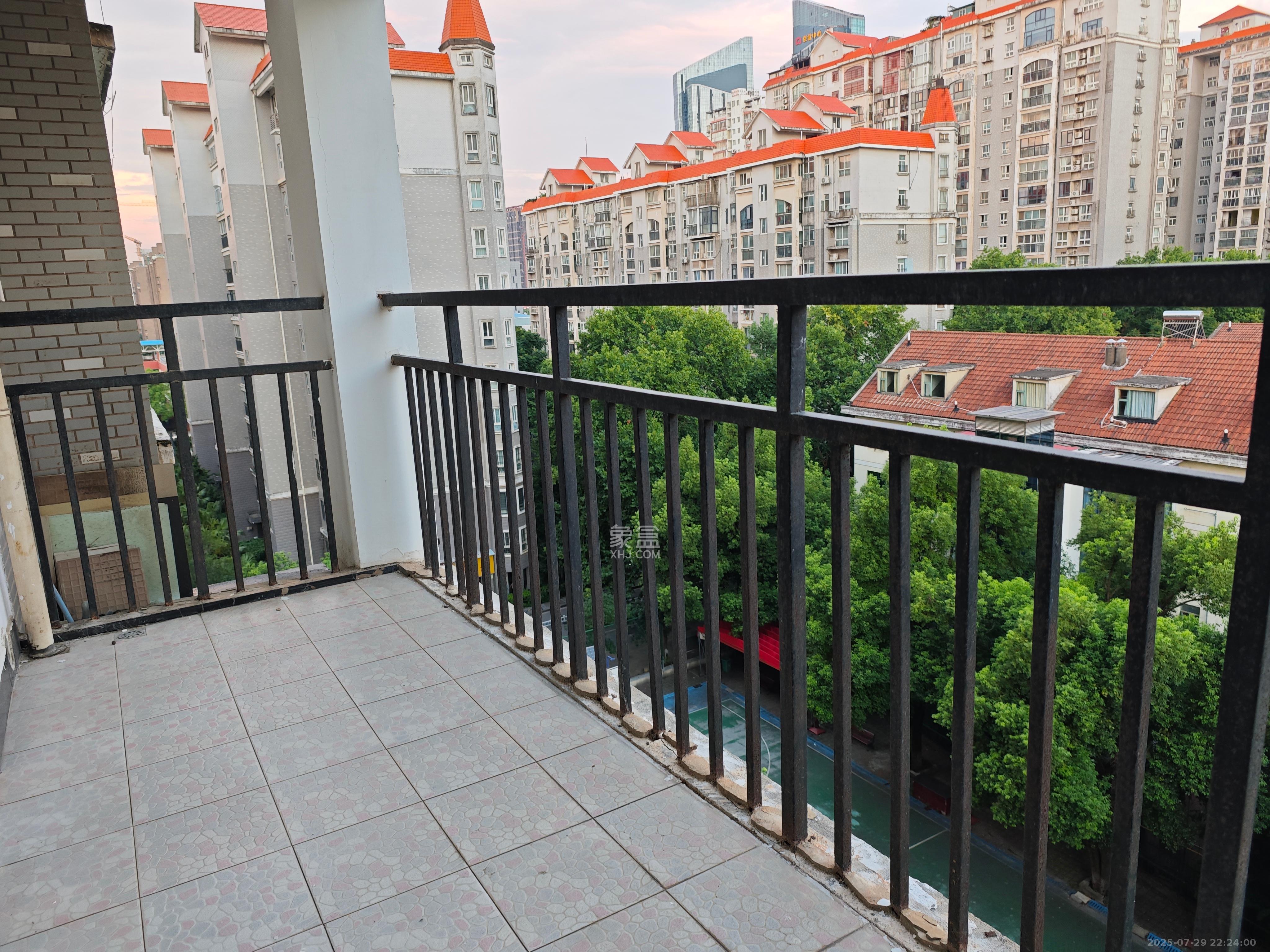 嘉盛华庭(一期、二期、三期)  4室2厅1卫    2600.0元/月 嘉盛华庭(一期、二期、三期)  4室2厅1卫    2600.0元/月室内图