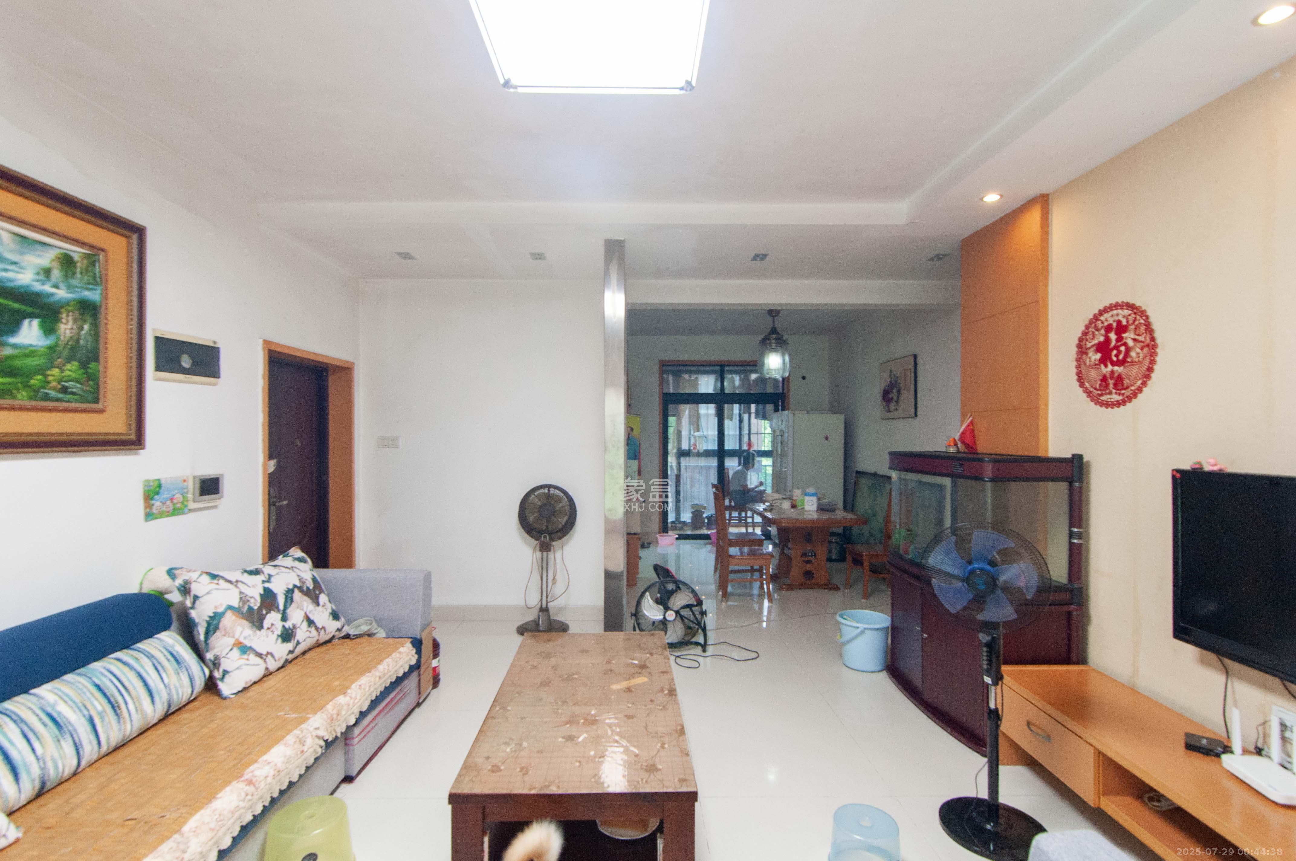 西点公园里 3室2厅2卫 140.0万 西点公园里 3室2厅2卫 140.0万客厅