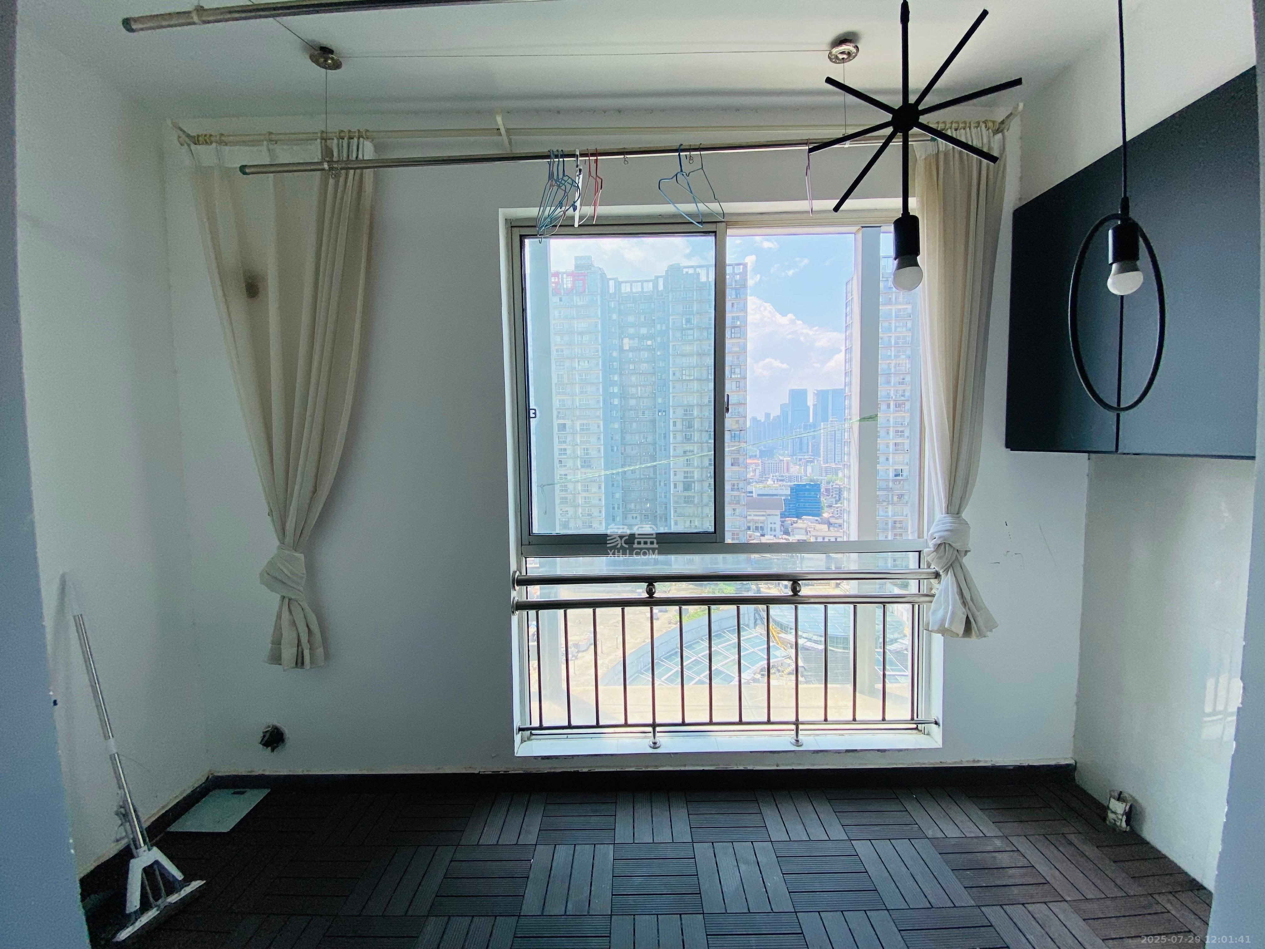 君临国际 2室1厅1卫 2600.0元/月 君临国际 2室1厅1卫 2600.0元/月室内图