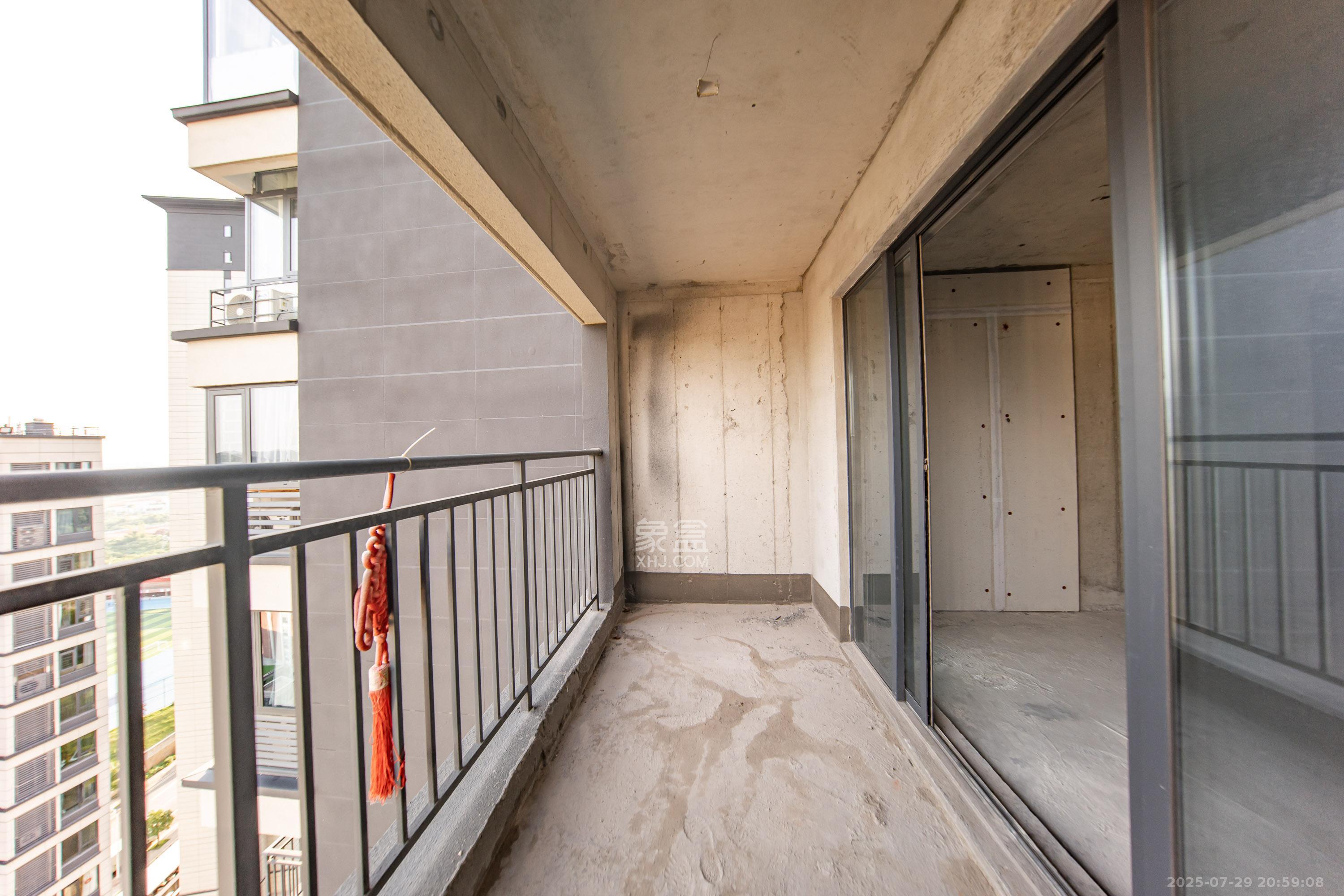 汉唐翰林府  4室2厅2卫    98.0万阳台